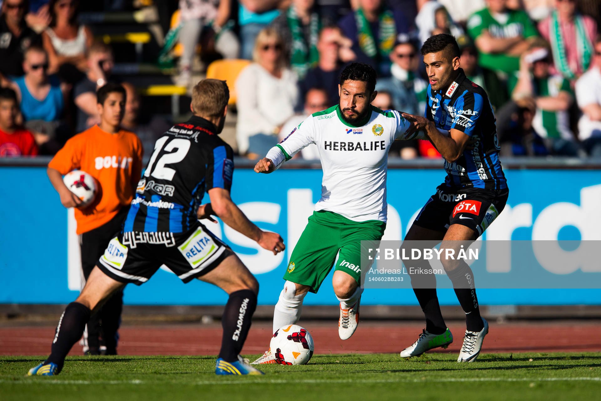 Hammarbys Pablo Piñones-Arce (m) uppvaktas av Sirius Johan