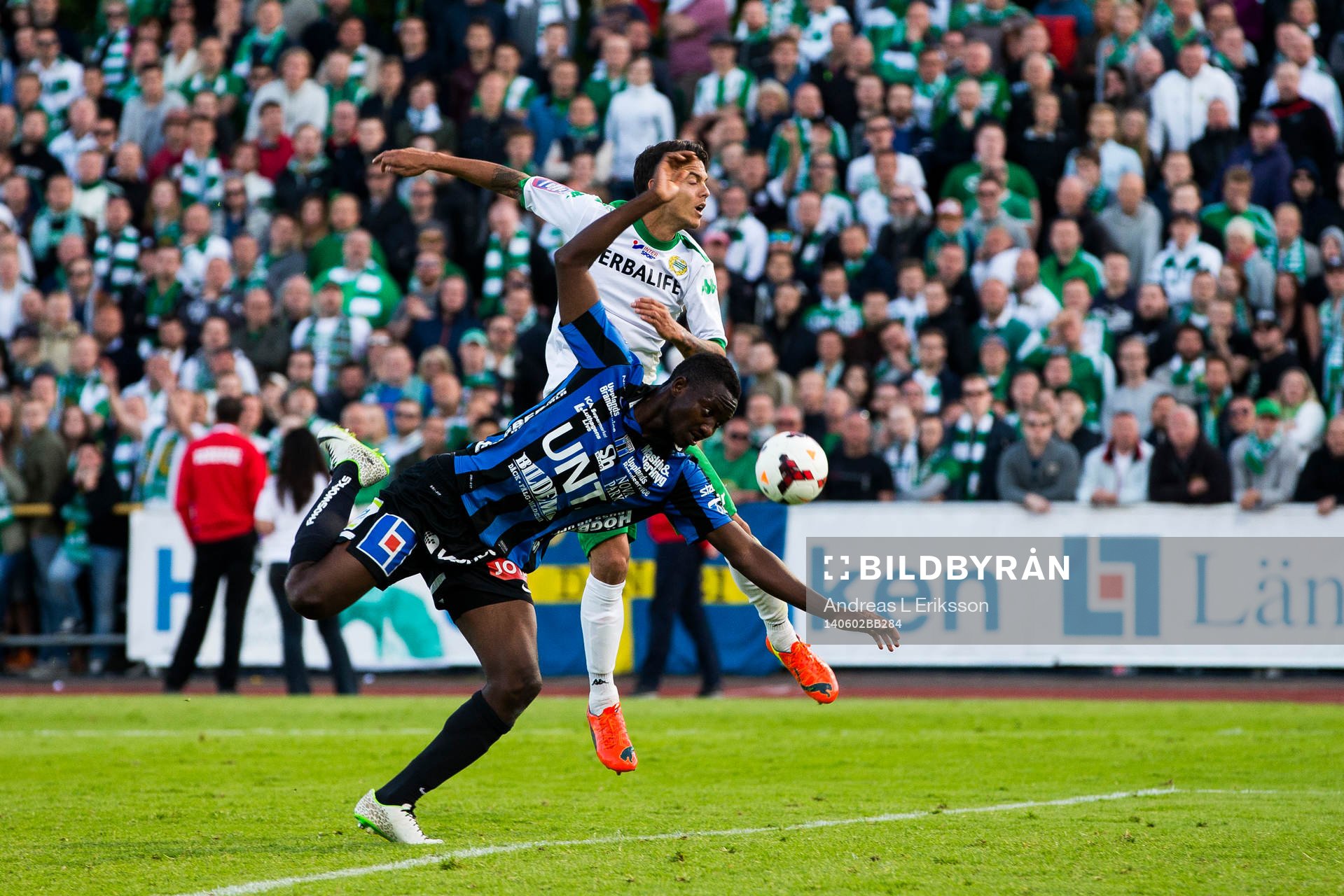 Sirius Moses Ogbu och Hammarbys Michael Timisela i en