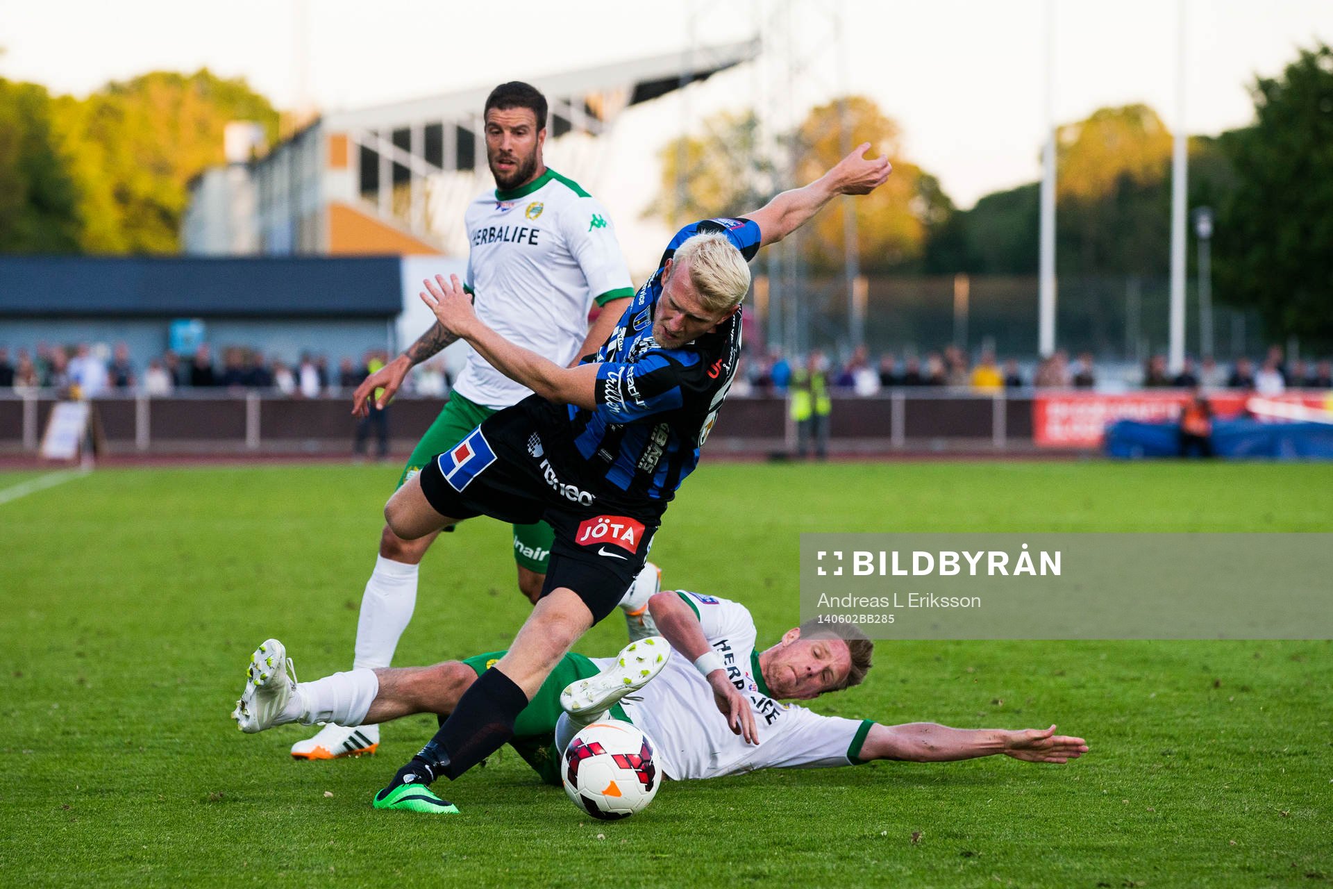 Hammarbys Jan Gunnar Solli glidtacklar Sirius Carl Nyström