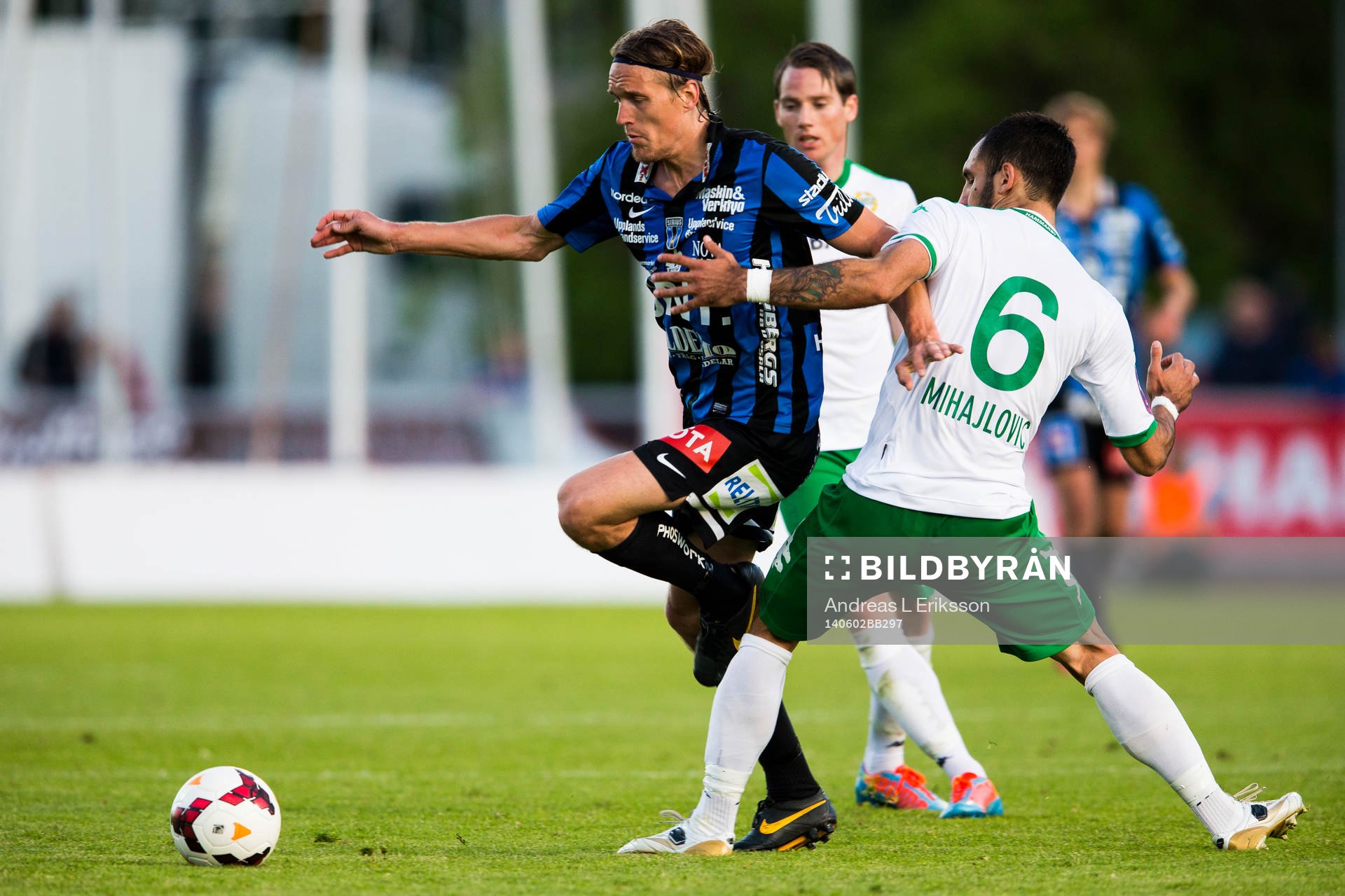 Sirius Kim Skoglund tar sig förbi Hammarbys Marko