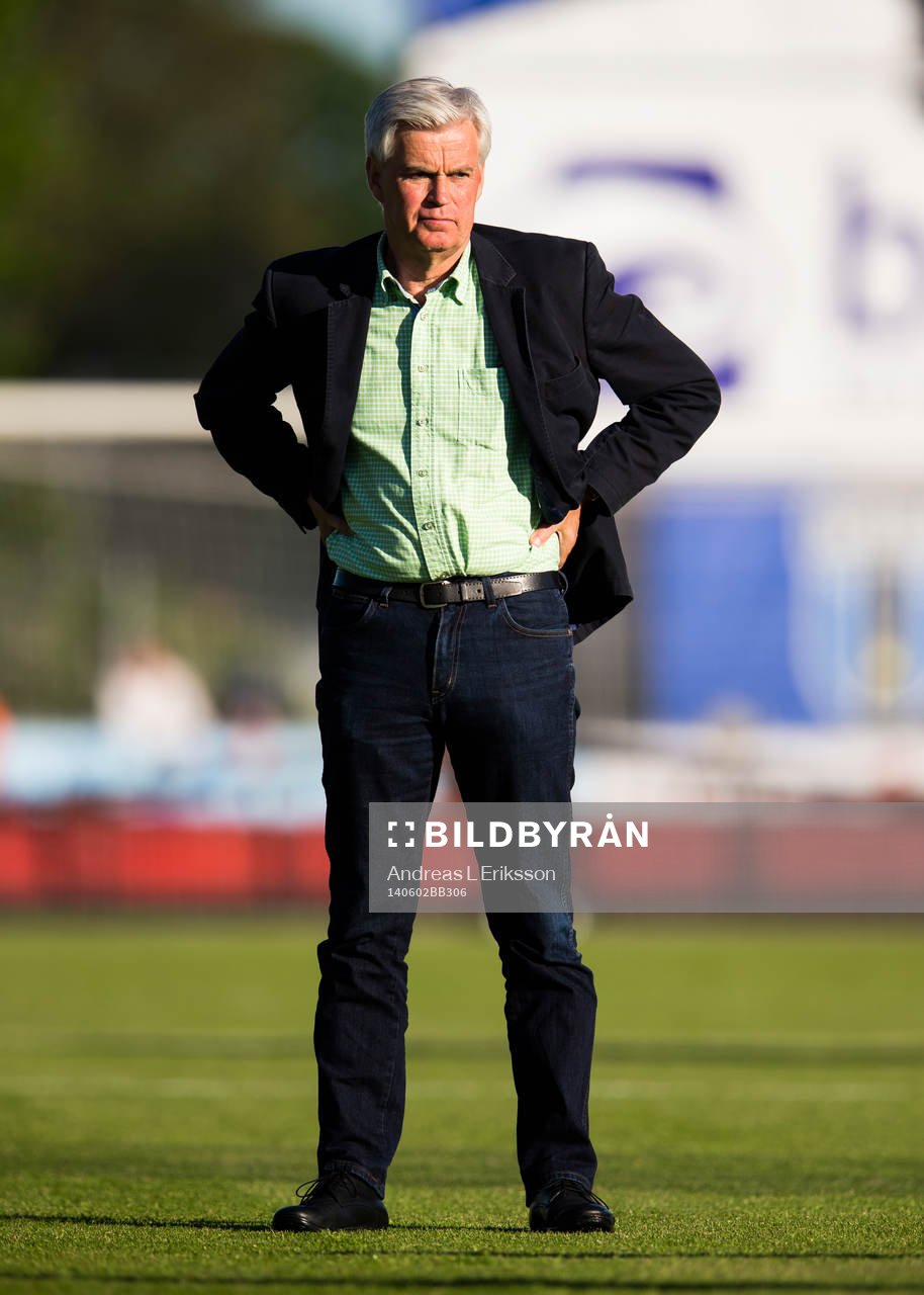 Hammarbys tränare Nanne Bergstrand innan fotbollsmatchen i