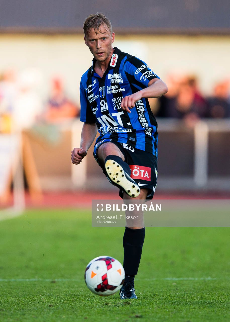 Sirius Christer Gustafsson med bollen under fotbollsmatchen i Superettan mellan Sirius och Hammarby den 2 juni 2014 i Stockholm. 