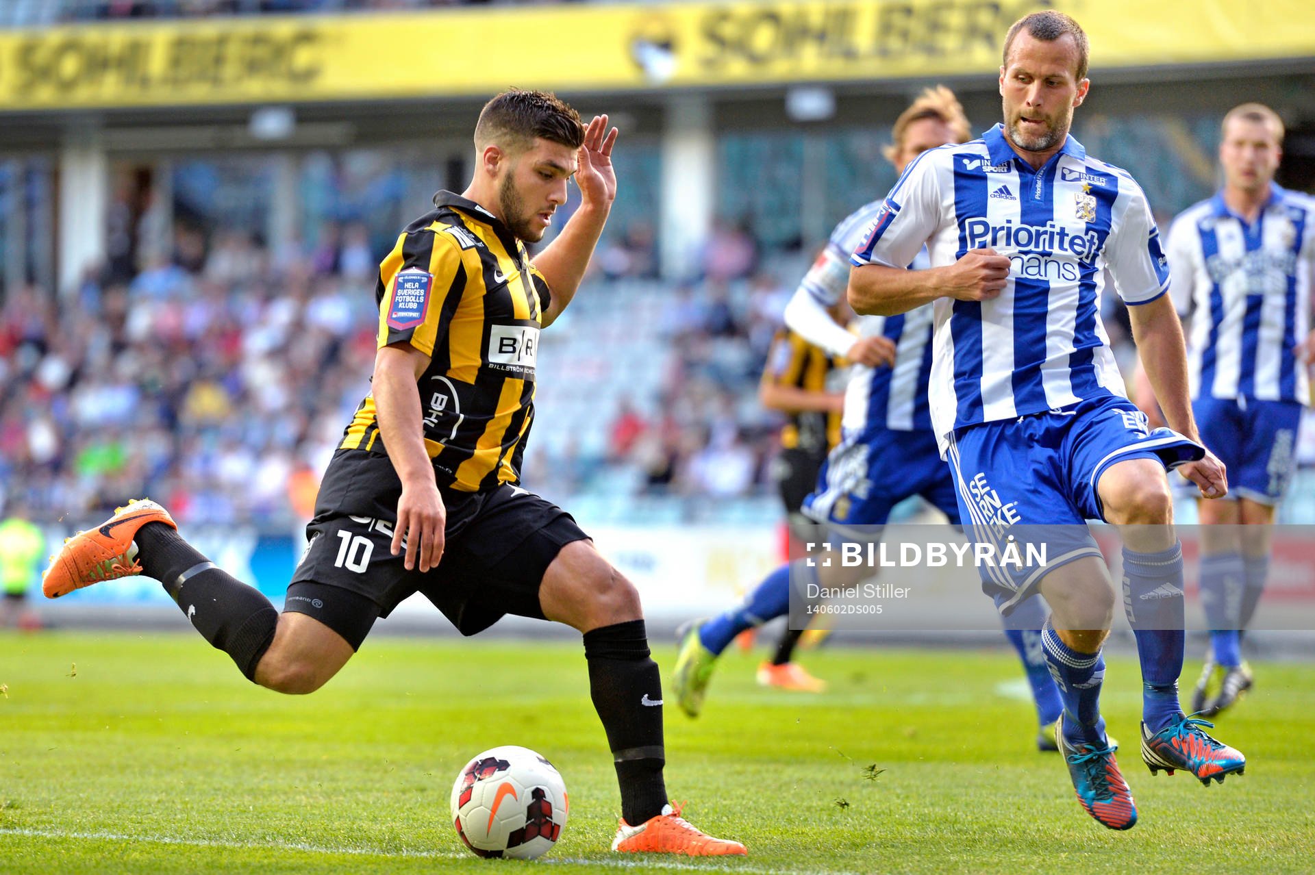 Häckens Moestafa El Kabir skjuter mot IFK Göteborgs Hjalmar Jonsson under fotbollsmatchen i Allsvenskan mellan Häcken och IFK Göteborg den 2 juni 2014 i Göteborg.
