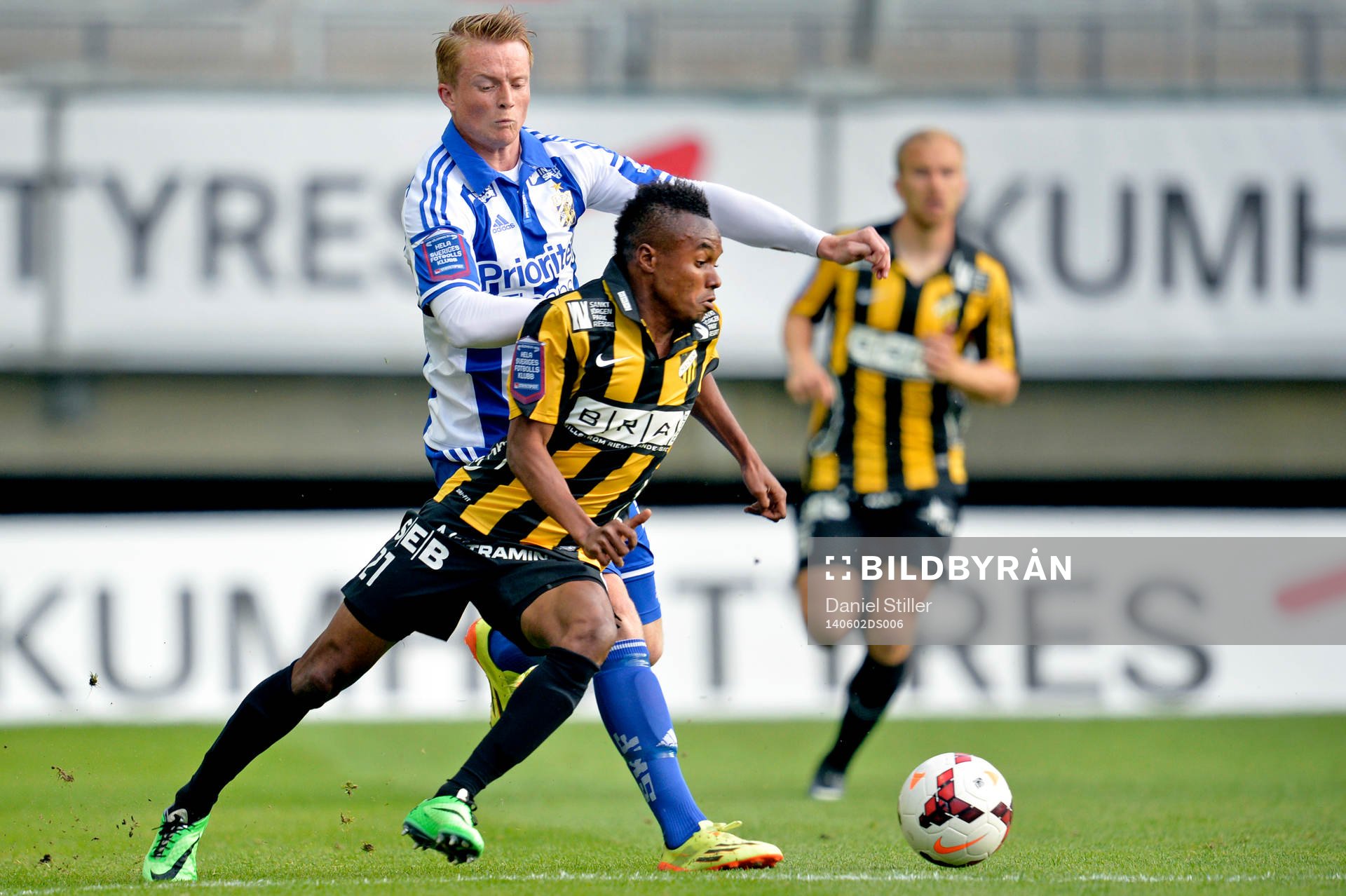 Häckens Nasiru Mohammed i kamp om bollen med IFK