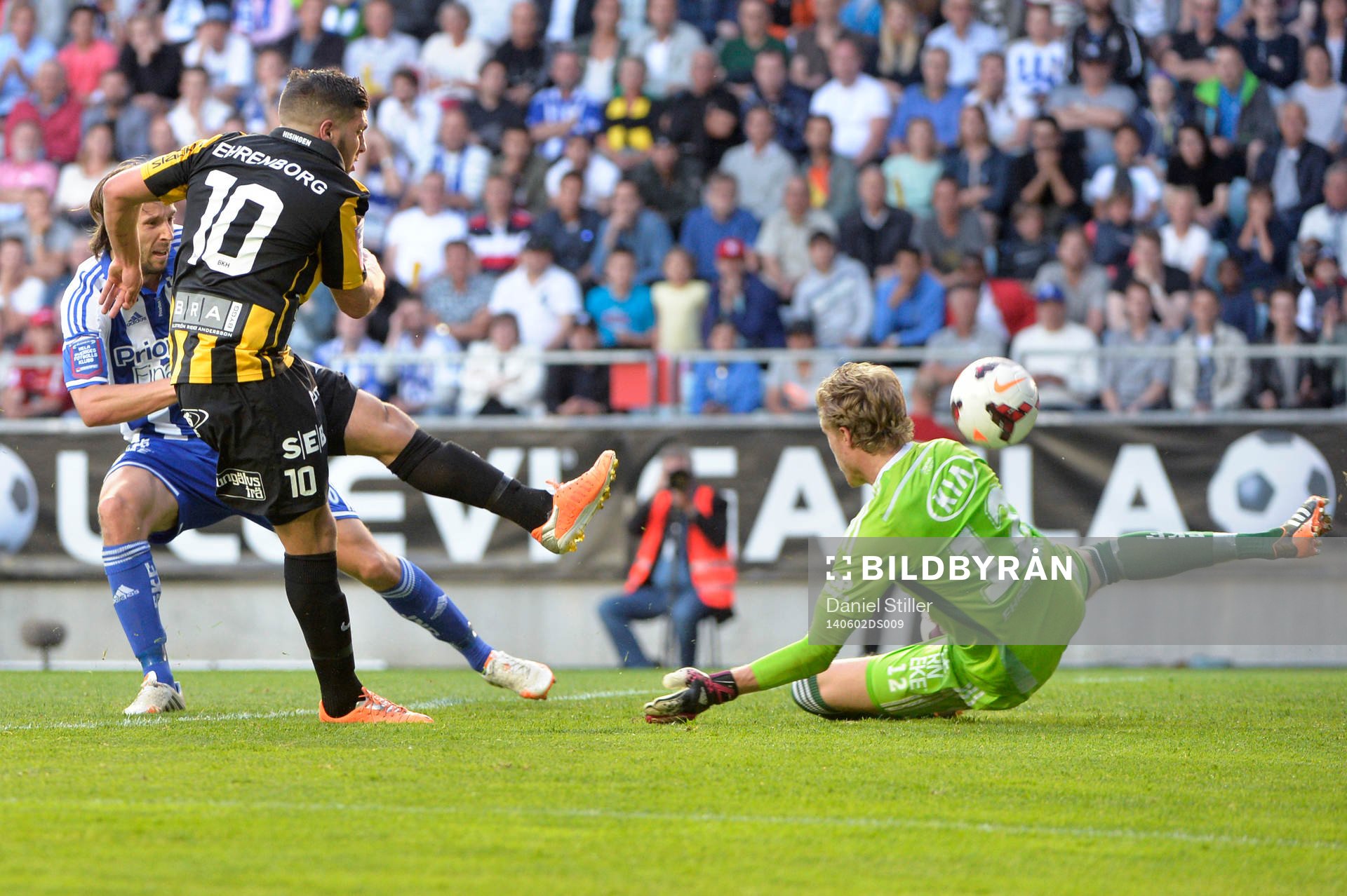 Häckens Moestafa El Kabir skjuter mot IFK Göteborgs