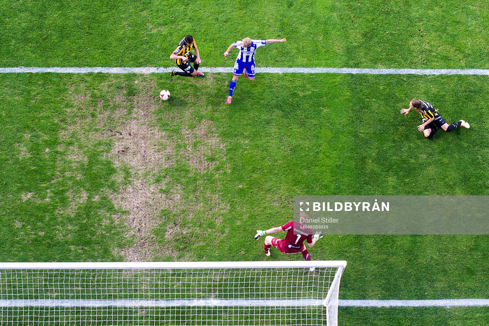 Häckens Leonard Zuta gör självmål vilket betyder 0-1