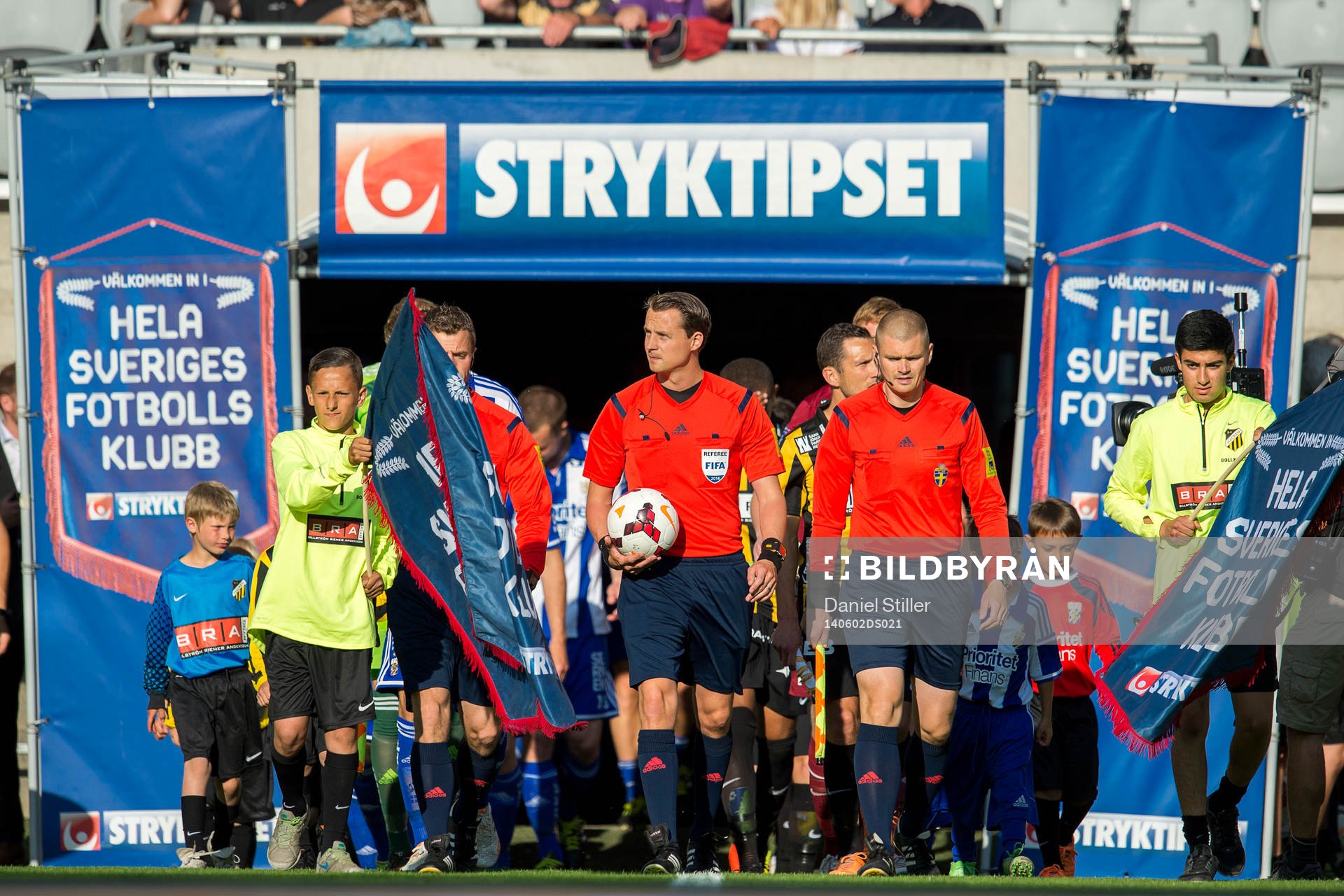 Domarna och spelarna går in på planen under fotbollsmatchen i Allsvenskan mellan Häcken och IFK Göteborg den 2 juni 2014 i Göteborg.