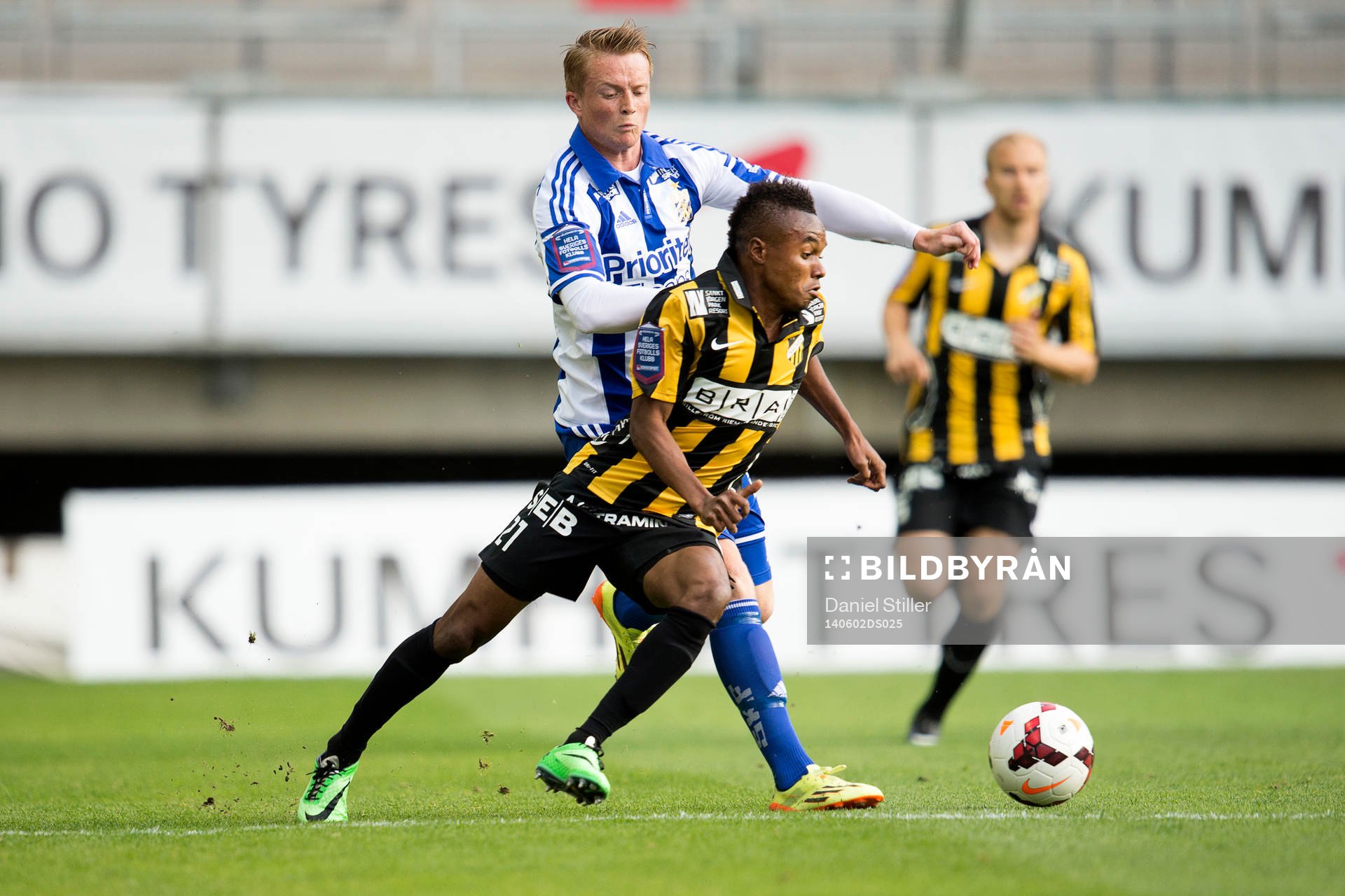 Häckens Nasiru Mohammed  går förbi IFK Göteborgs Sam