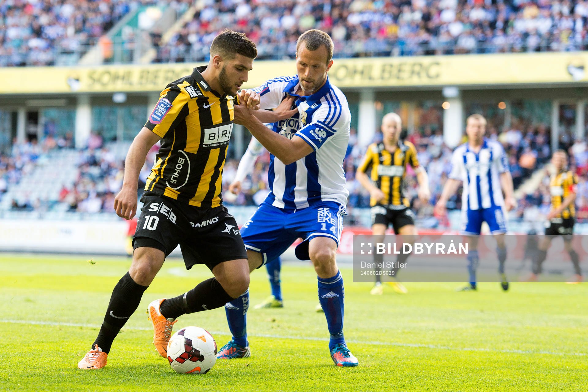 Häckens Moestafa El Kabir håller undan IFK Göteborgs