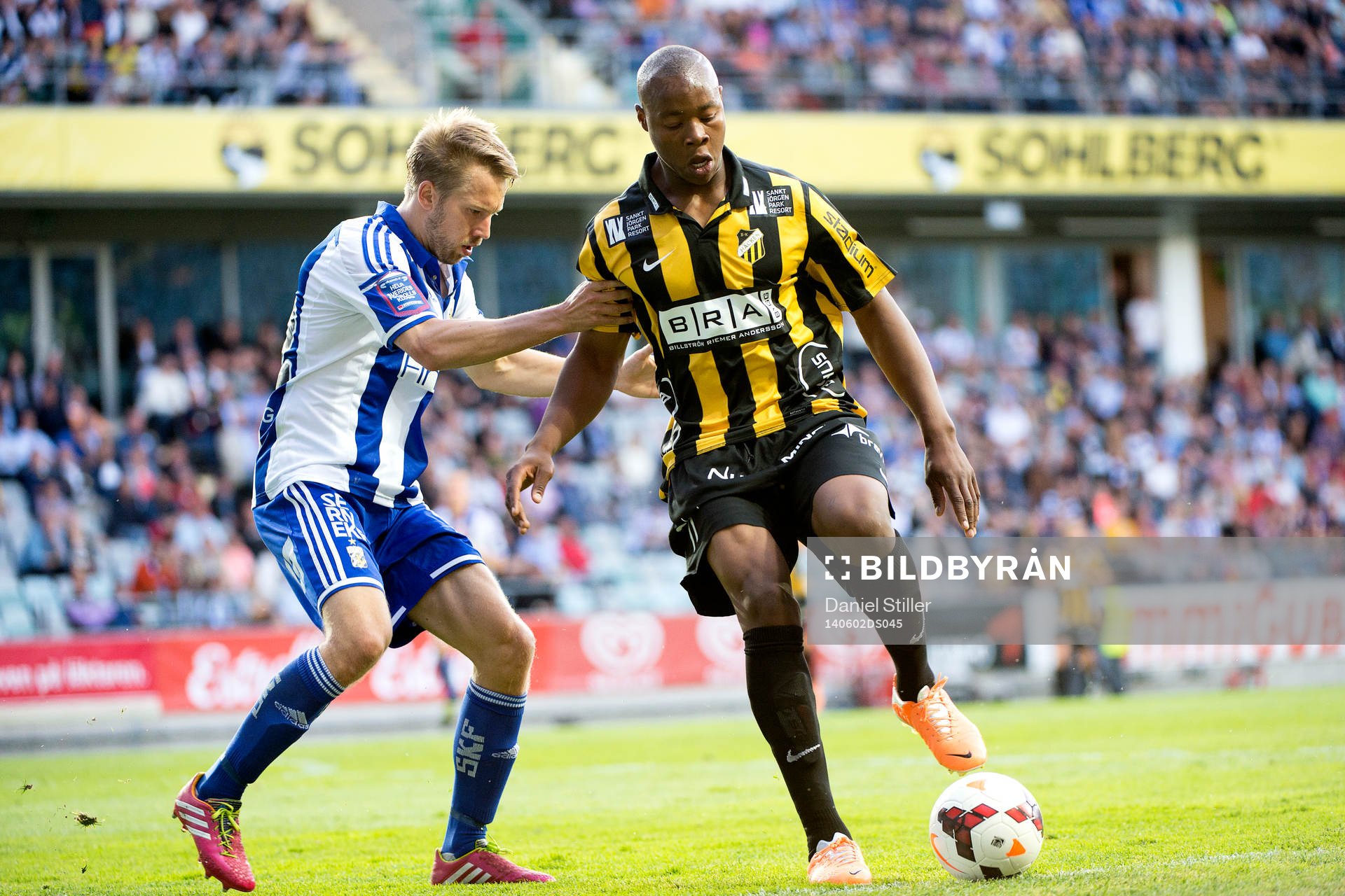 IFK Göteborgs Adam Johansson i kamp med Häckens Carlos Strandberg under fotbollsmatchen i Allsvenskan mellan Häcken och IFK Göteborg den 2 juni 2014 i Göteborg.