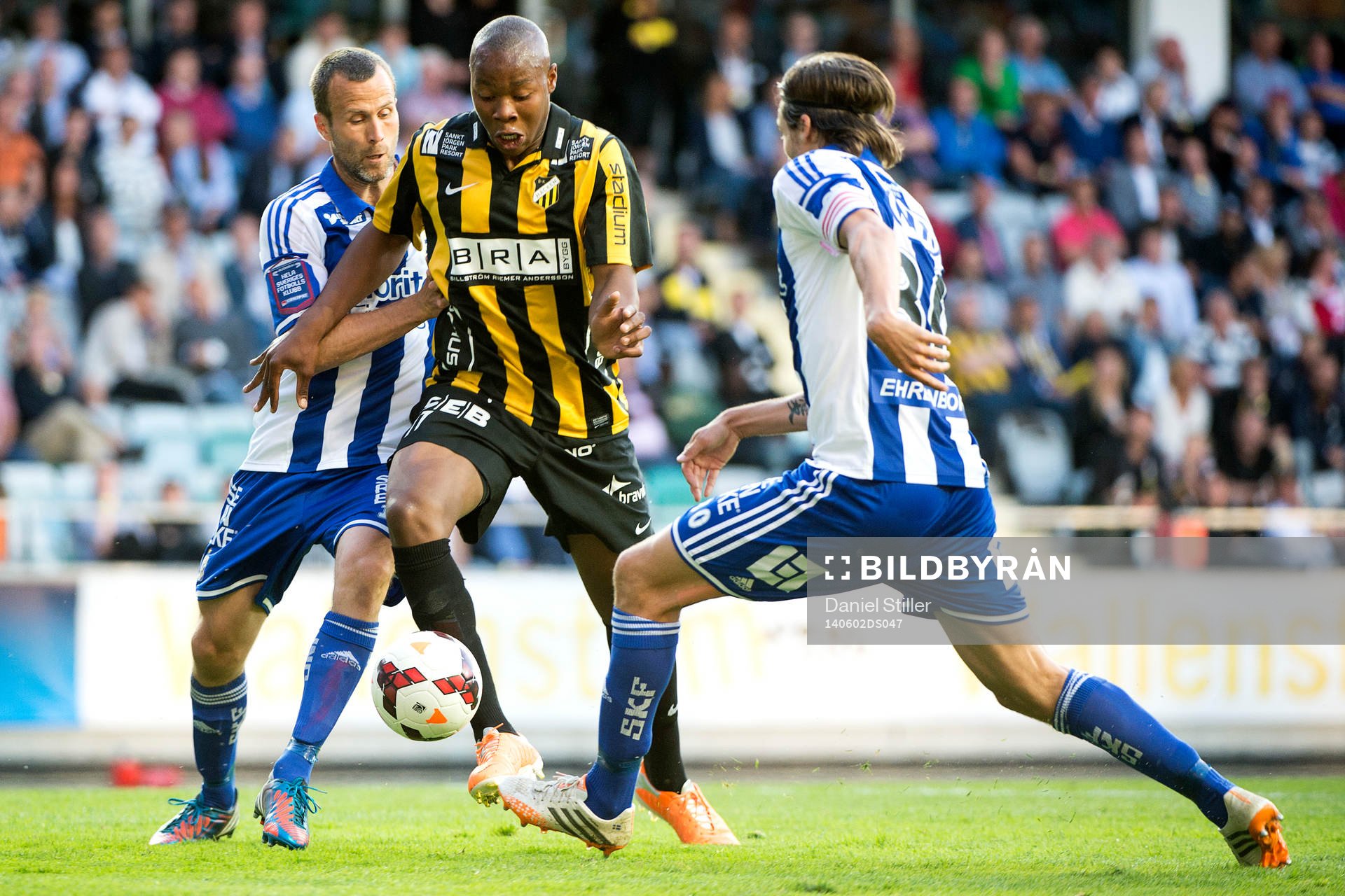 Häckens Carlos Strandberg går emellan IFK Göteborgs