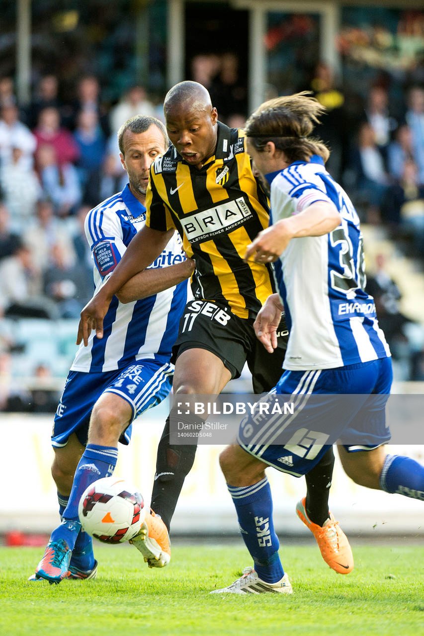 Häckens Carlos Strandberg går emellan IFK Göteborgs
