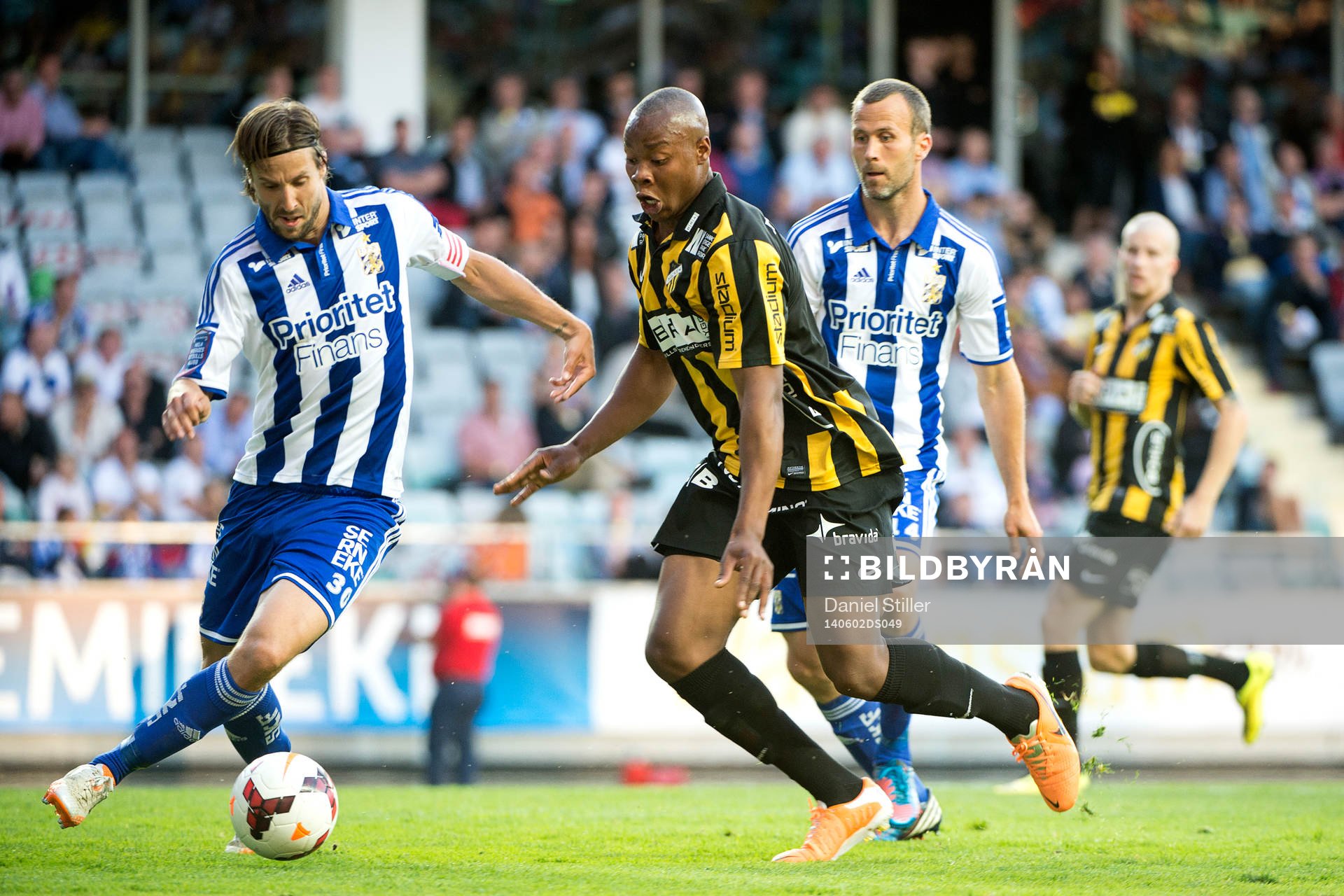 IFK Göteborgs Mattias Bjärsmyr i kamp med Häckens Carlos Strandberg under fotbollsmatchen i Allsvenskan mellan Häcken och IFK Göteborg den 2 juni 2014 i Göteborg.