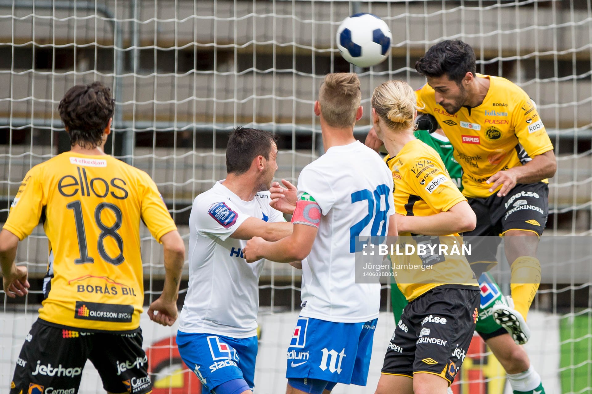 Elfsborgs Arjan Mostafa nickar och får nästan bollen i