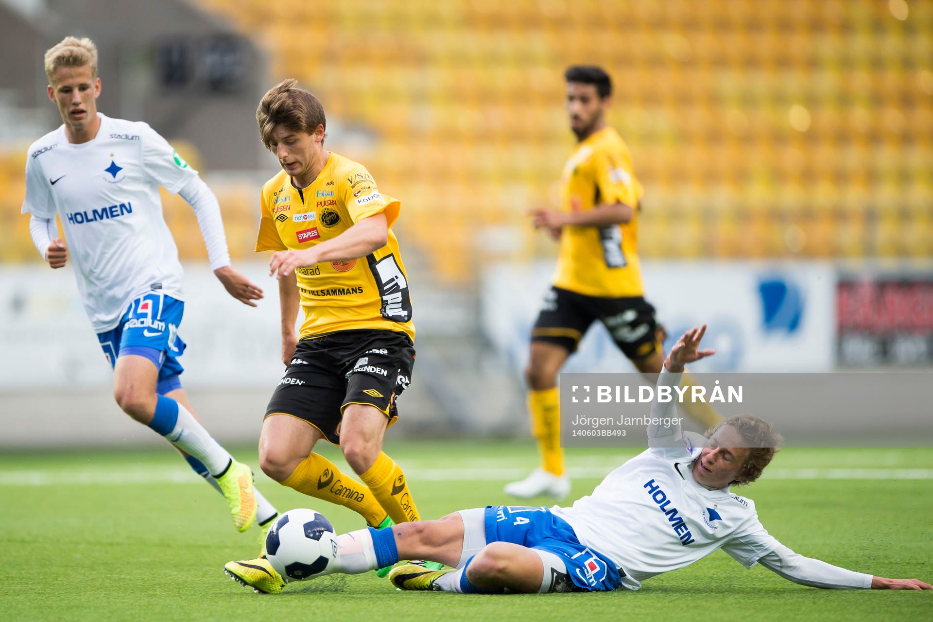 Norrköpings Erik Lundell bryter bollen av Elfsborgs Arber Zeneli under fotbollsmatchen i Folksam U21 Allsvenskan Norra mellan Elfsborg och Norrköping den 3 juni 2014 i Borås.