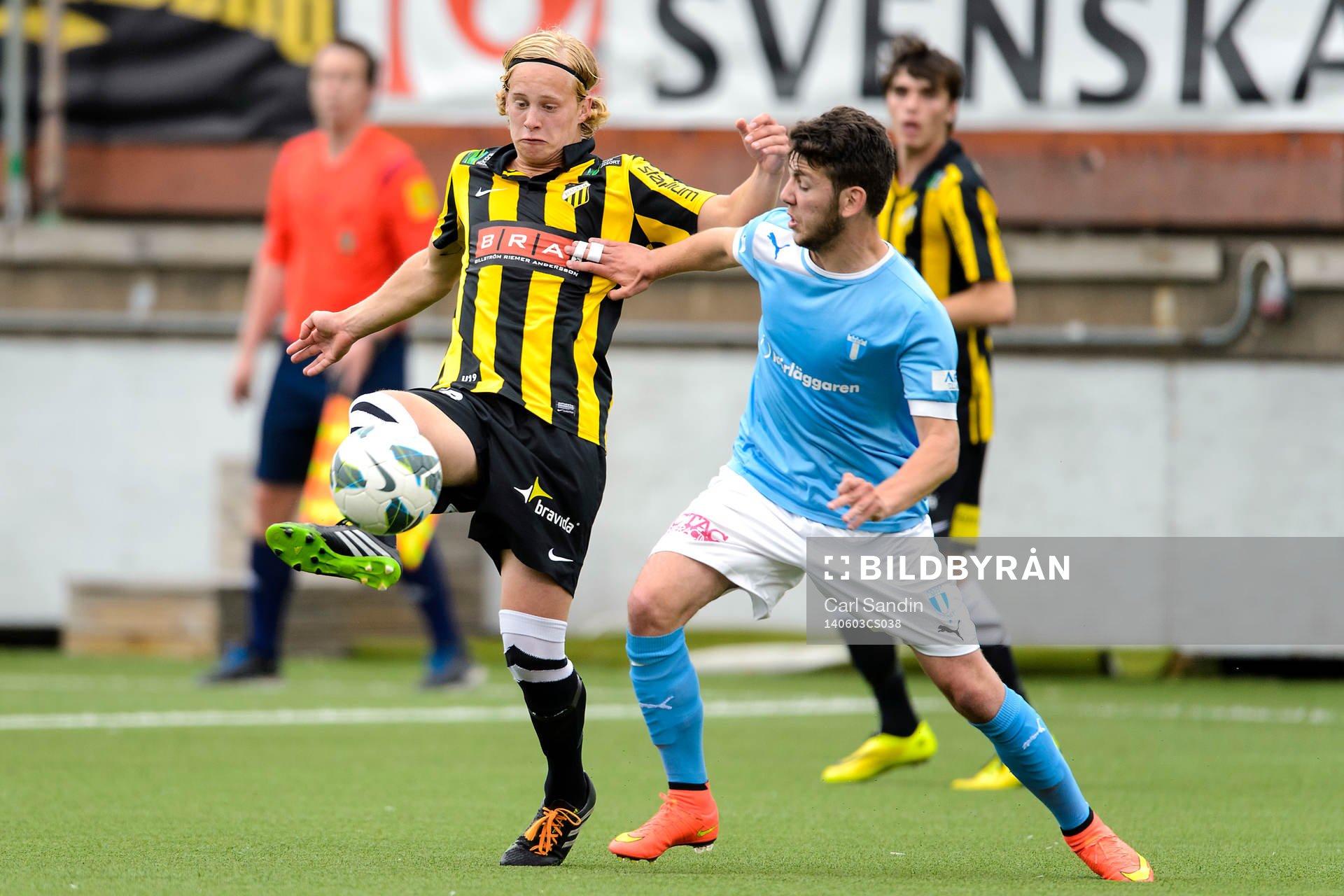 Häckens Gustav Berggren i närkamp med Malmös Erdal Rakip under finalen i Ligacupen mellan Häcken och Malmö FF den 3 maj 2014 i Göteborg.