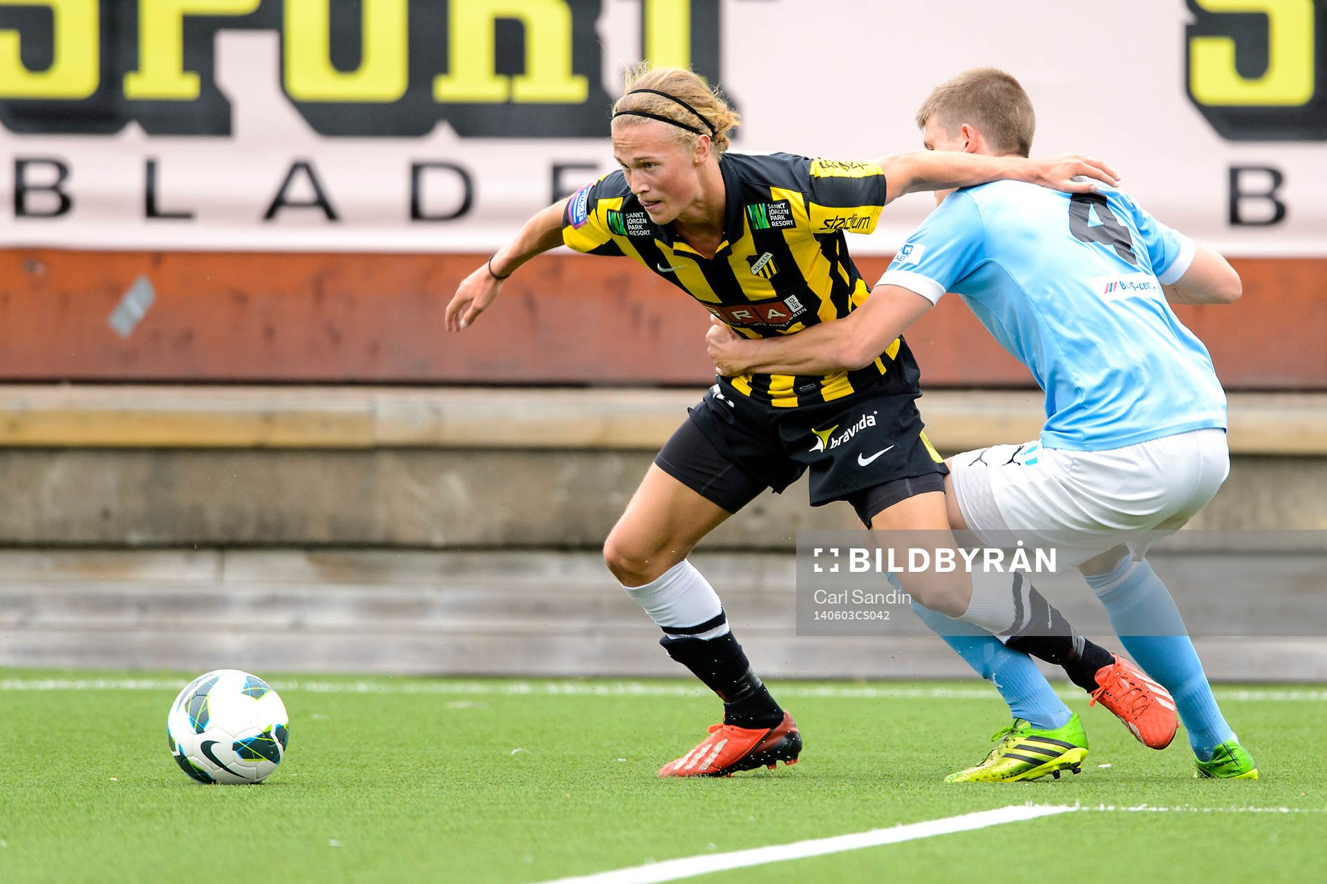 Häckens Oliver Nåfors i närkamp med Malmös Hannes Cederholm under finalen i Ligacupen mellan Häcken och Malmö FF den 3 maj 2014 i Göteborg.