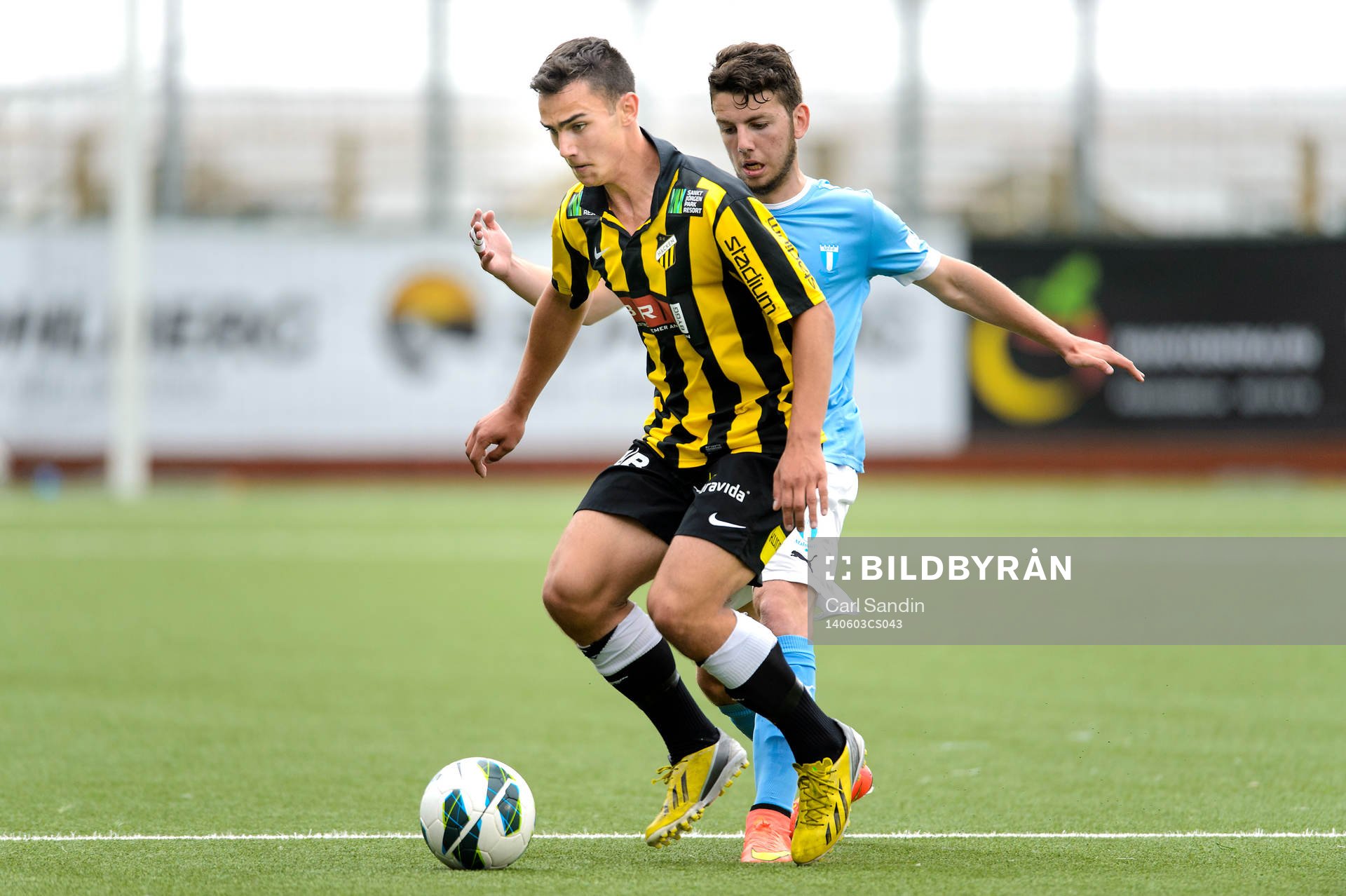 Häckens Robert Lipovac i närkamp med Malmös Erdal Rakip under finalen i Ligacupen mellan Häcken och Malmö FF den 3 maj 2014 i Göteborg.