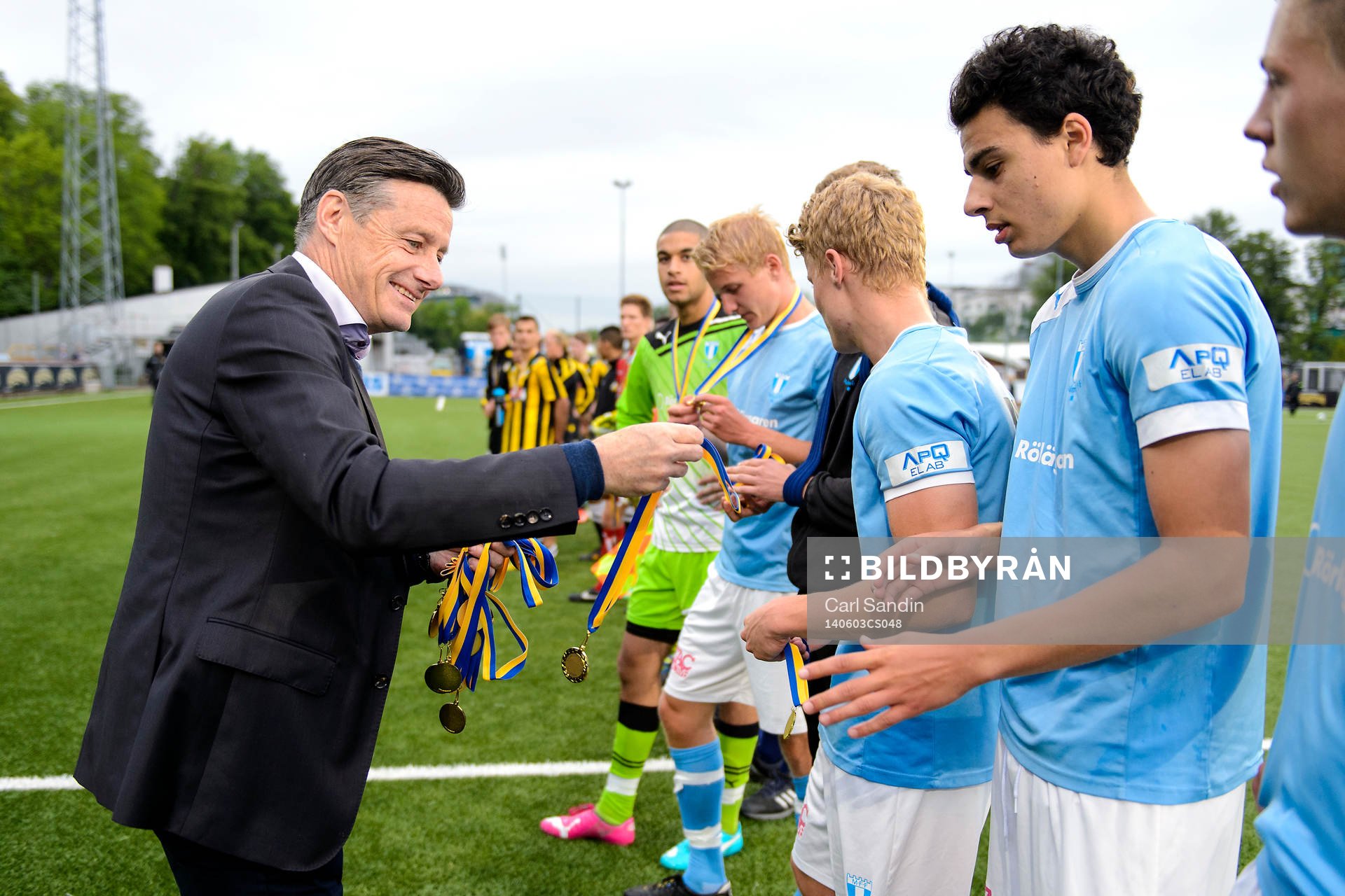 Stefan Lundin, SEF, delar ut medlaljer till Malmö FF