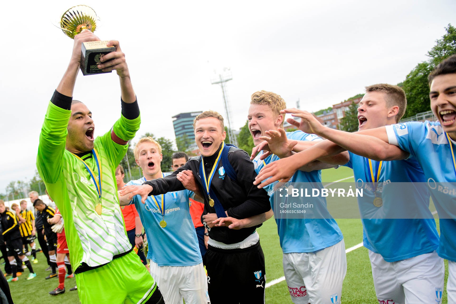 Malmös målvakt Sixten Mohlin höjer pokalen