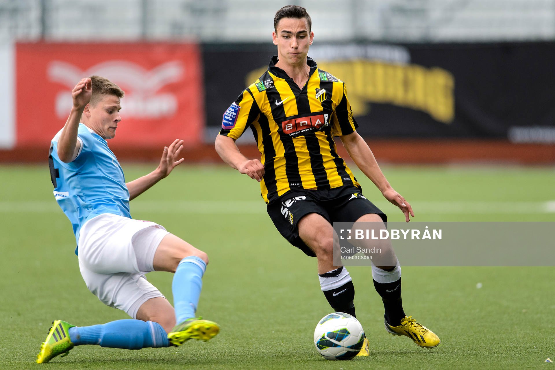 Malmös Hannes Cederholm går in i en närkamp med Häckens Robert Lipovac under finalen i Ligacupen mellan Häcken och Malmö FF den 3 maj 2014 i Göteborg.