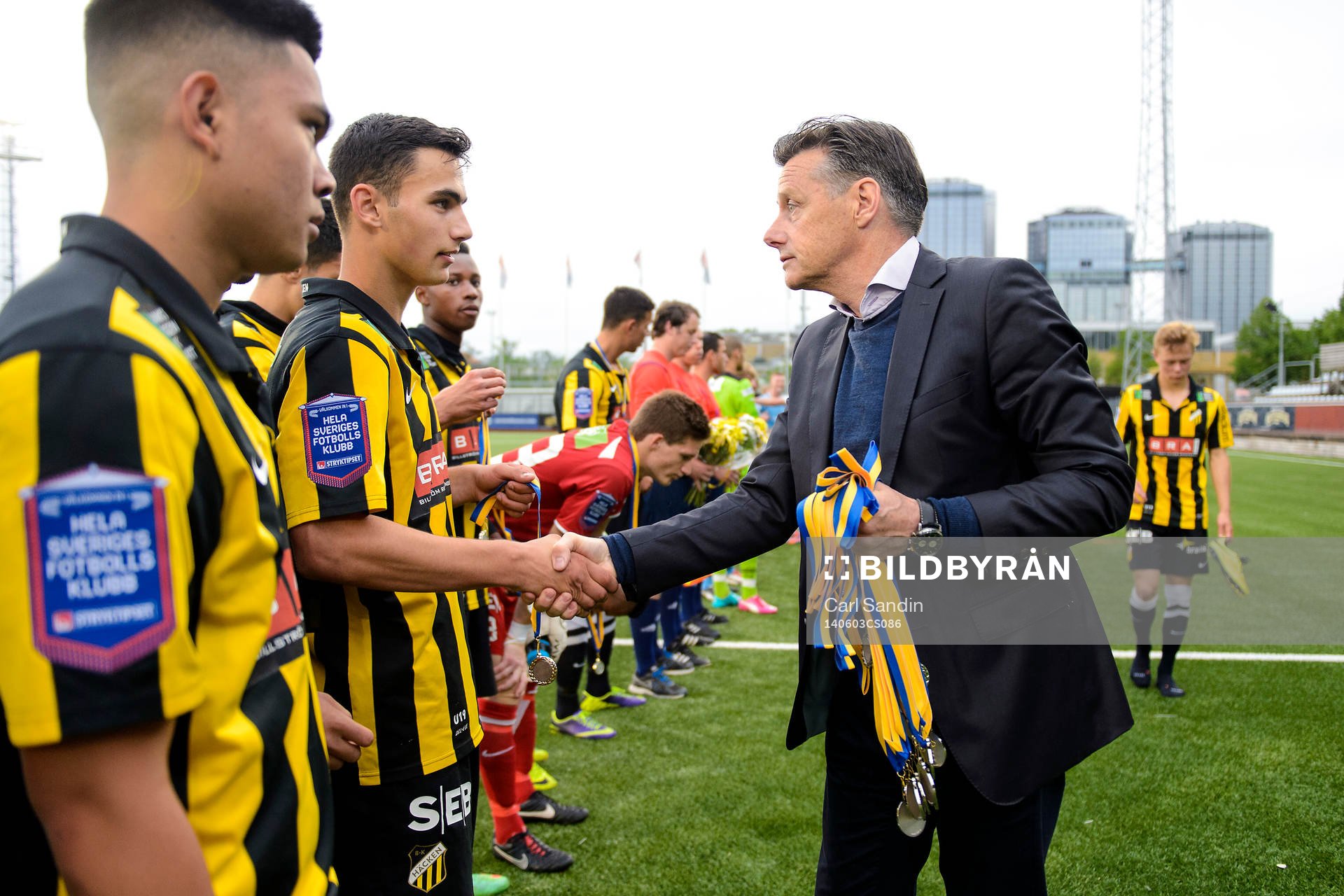 Häckens Robert Lipovac får sin medlaj av Stefan Lundin,