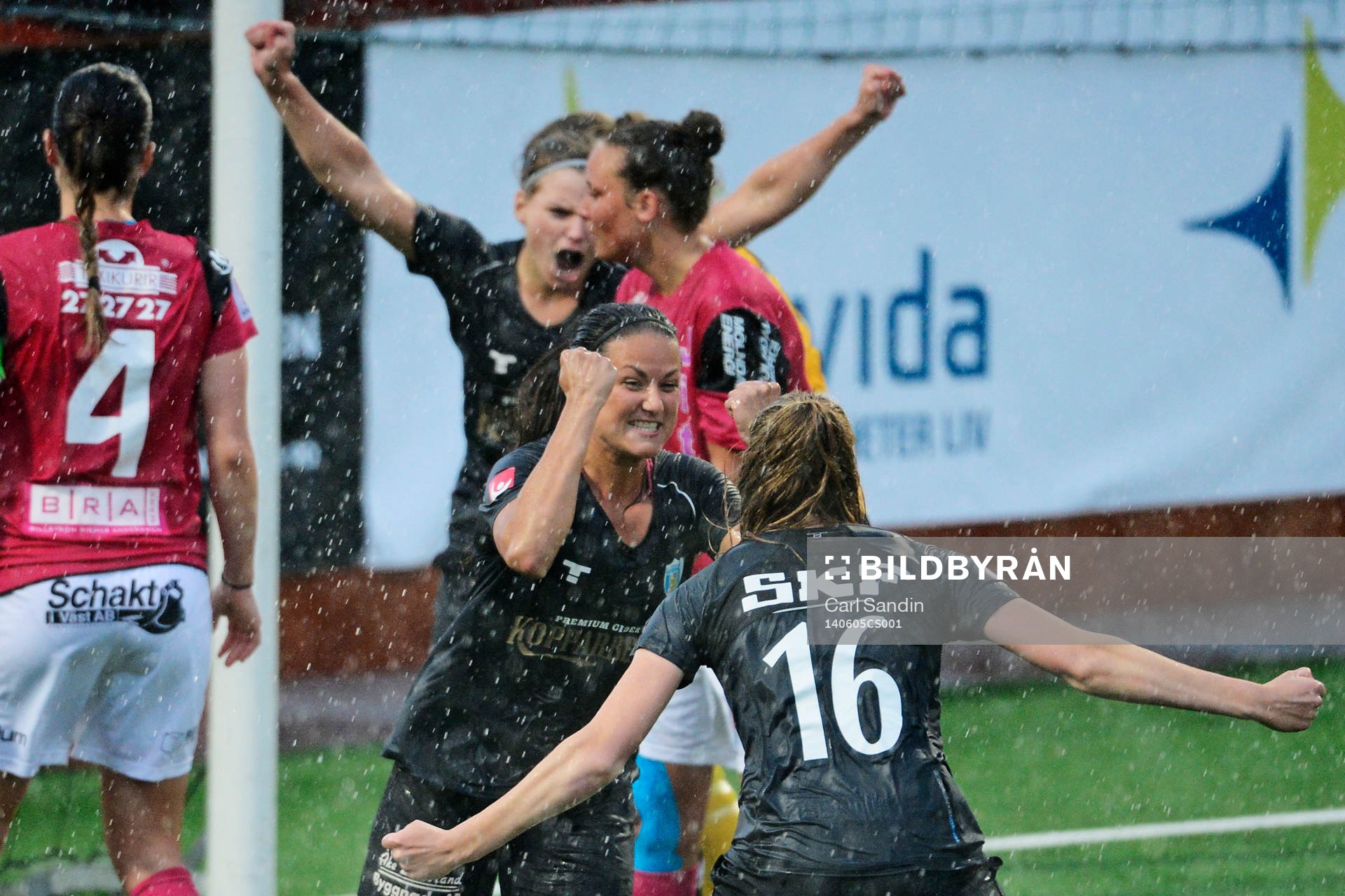 Göteborgs Beata Kollmats jublar efter 1-0 under fotbollsmatchen i damallsvenskan mellan Kopparbergs Göteborg och Jitex den 5 maj 2014 i Göteborg.