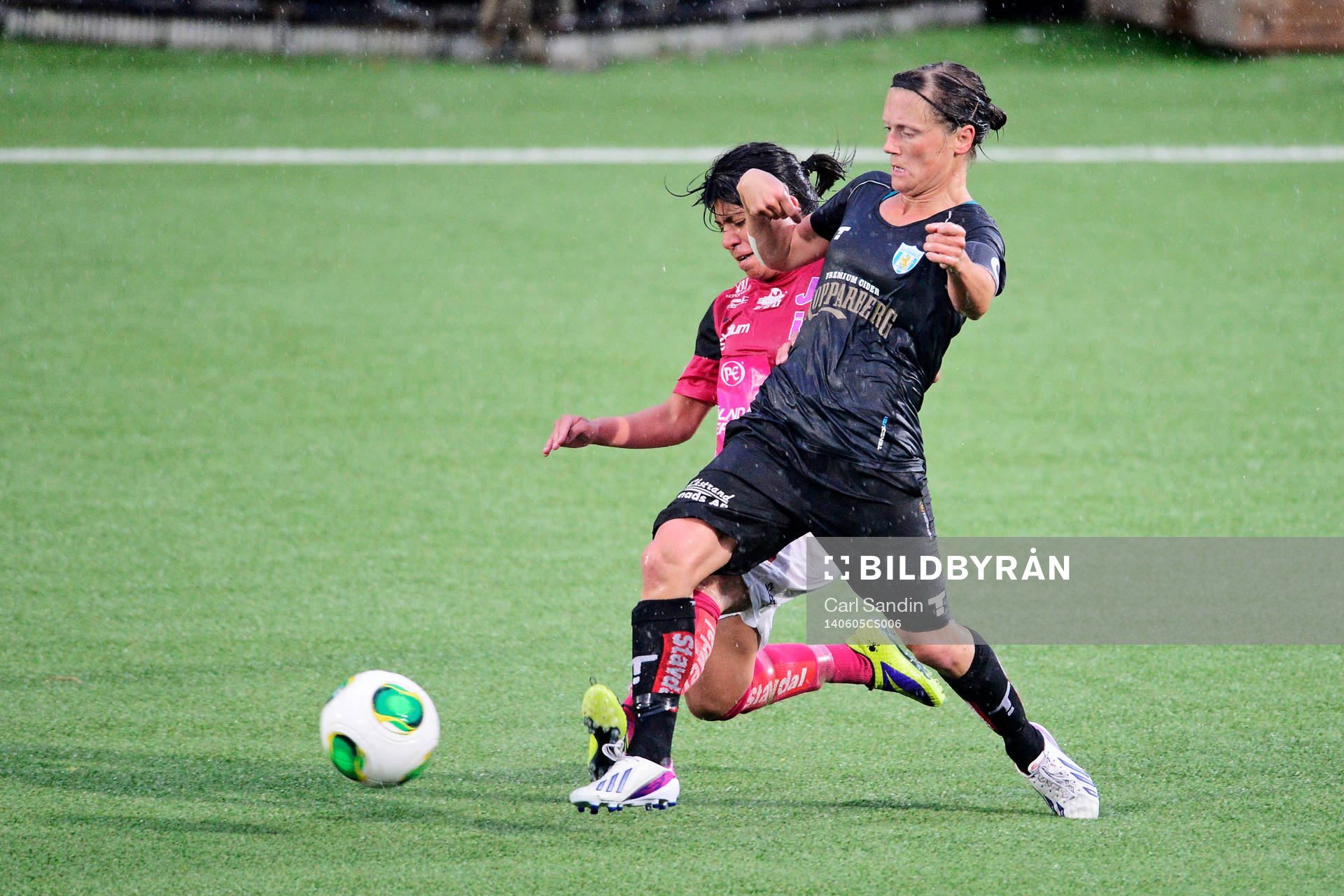 Jitex Alexandra Vera och Göteborgs Marlene Sjöberg under fotbollsmatchen i damallsvenskan mellan Kopparbergs Göteborg och Jitex den 5 maj 2014 i Göteborg.