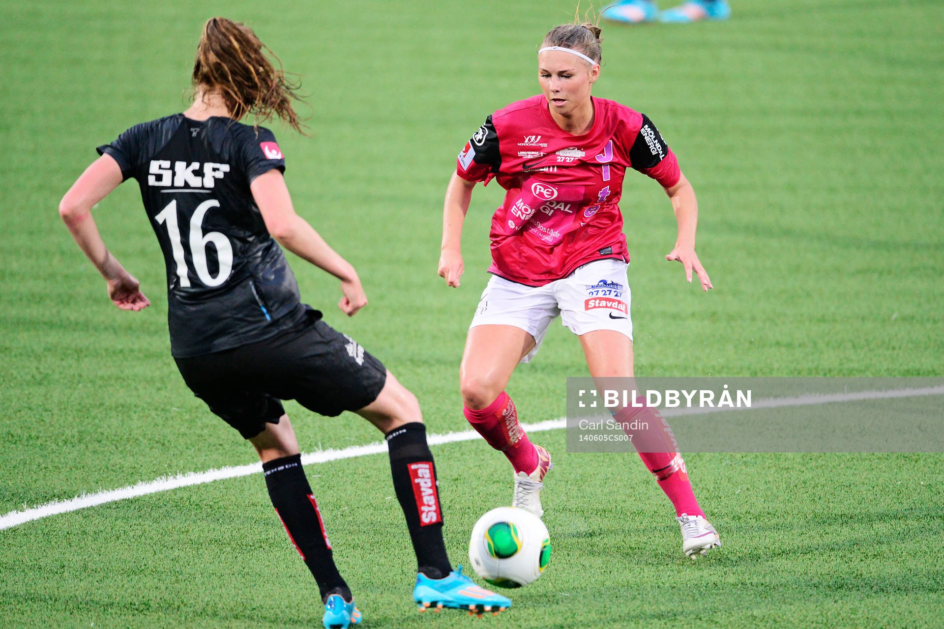 Göteborgs Amanda Edgren ochJitex Amanda Östervall under fotbollsmatchen i damallsvenskan mellan Kopparbergs Göteborg och Jitex den 5 maj 2014 i Göteborg.