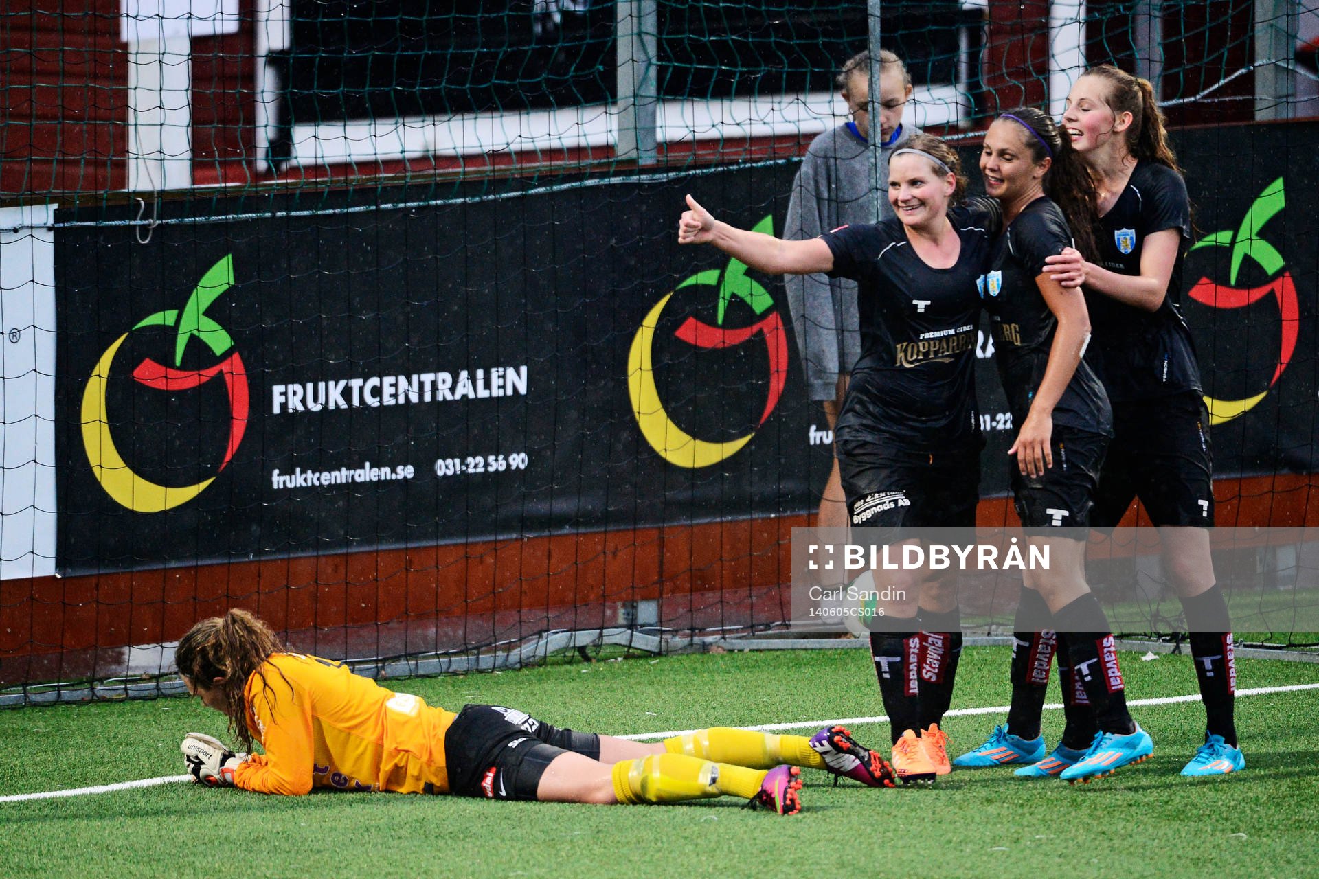Göteborgs Sara Linden Göteborgs Lieke Martens och Göteborgs Amanda Edgren jublar efter 3-0 under fotbollsmatchen i damallsvenskan mellan Kopparbergs Göteborg och Jitex den 5 maj 2014 i Göteborg.