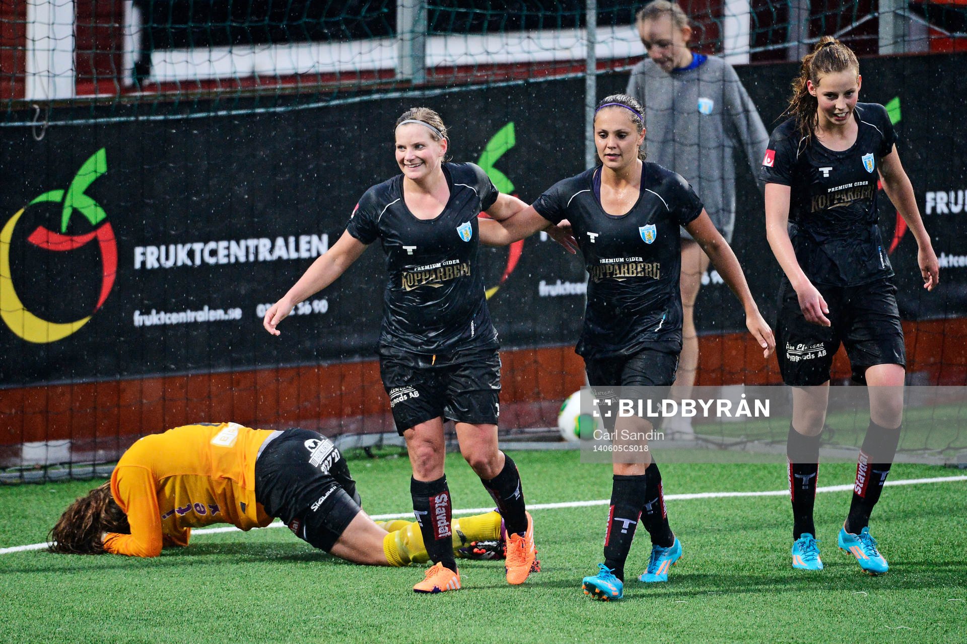 Göteborgs Sara Linden Göteborgs Lieke Martens och Göteborgs Amanda Edgren jublar efter 3-0 under fotbollsmatchen i damallsvenskan mellan Kopparbergs Göteborg och Jitex den 5 maj 2014 i Göteborg.