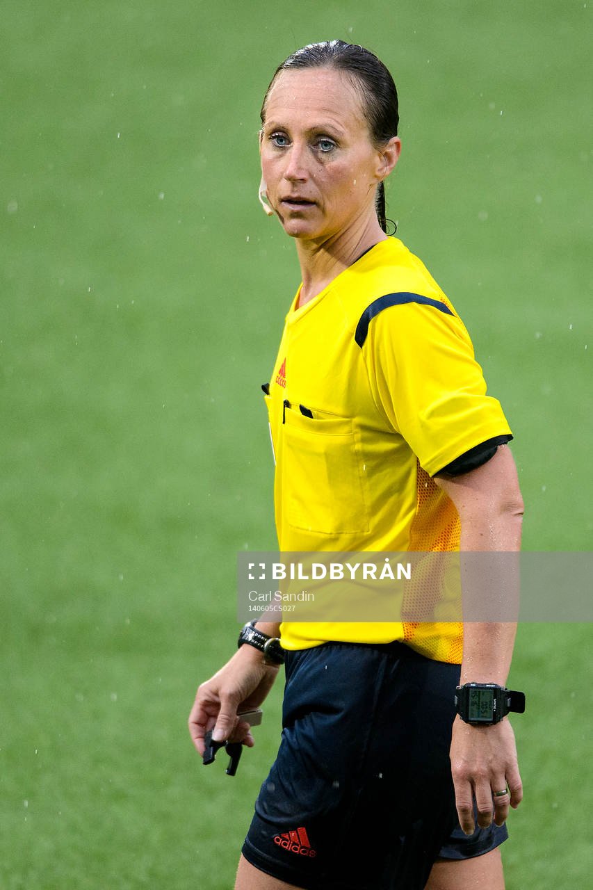 Domare Pernilla Larsson under fotbollsmatchen i damallsvenskan mellan Kopparbergs Göteborg och Jitex den 5 maj 2014 i Göteborg.