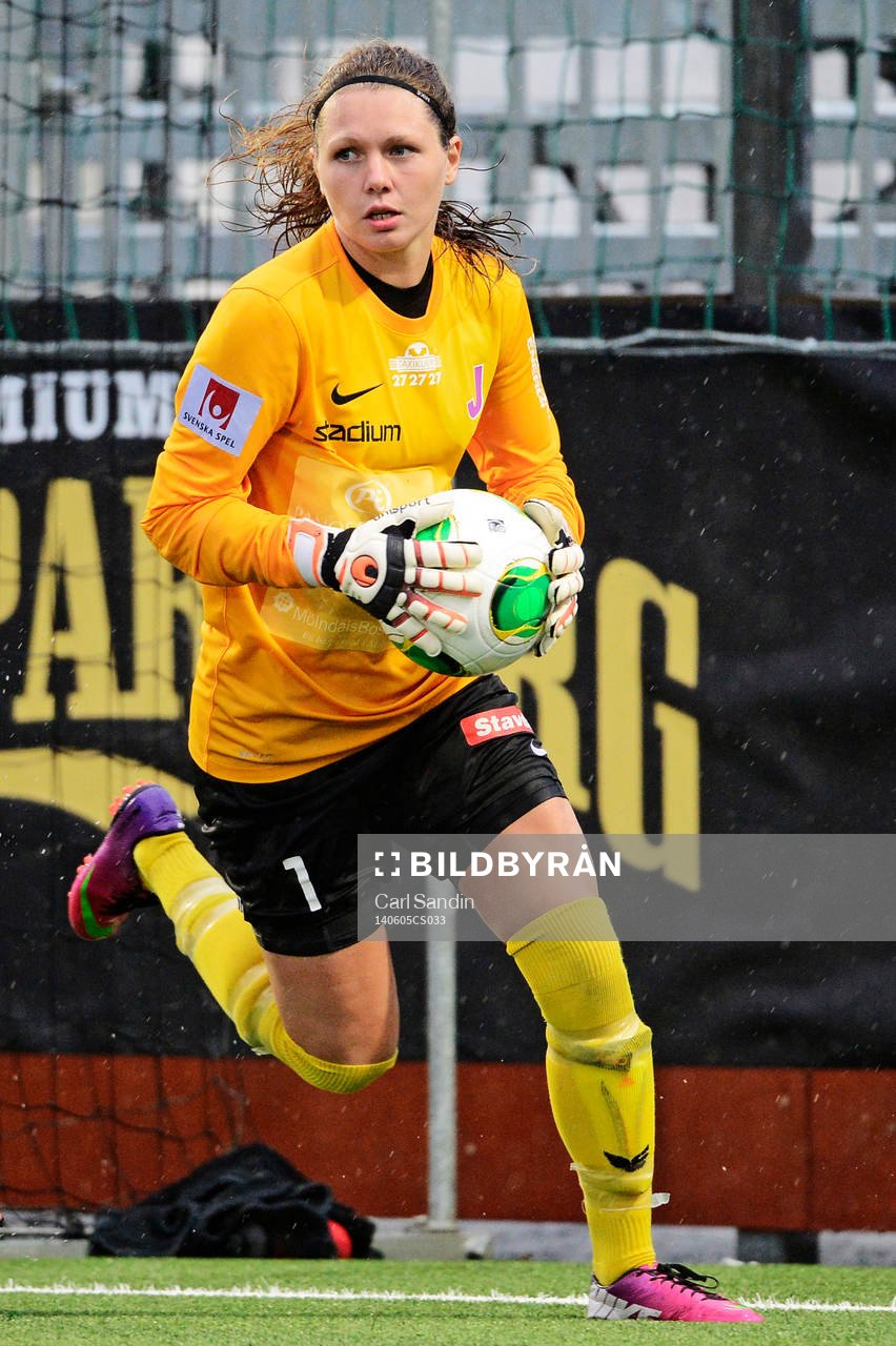 Jitex målvakt Jennifer Falk under fotbollsmatchen i damallsvenskan mellan Kopparbergs Göteborg och Jitex den 5 maj 2014 i Göteborg.
