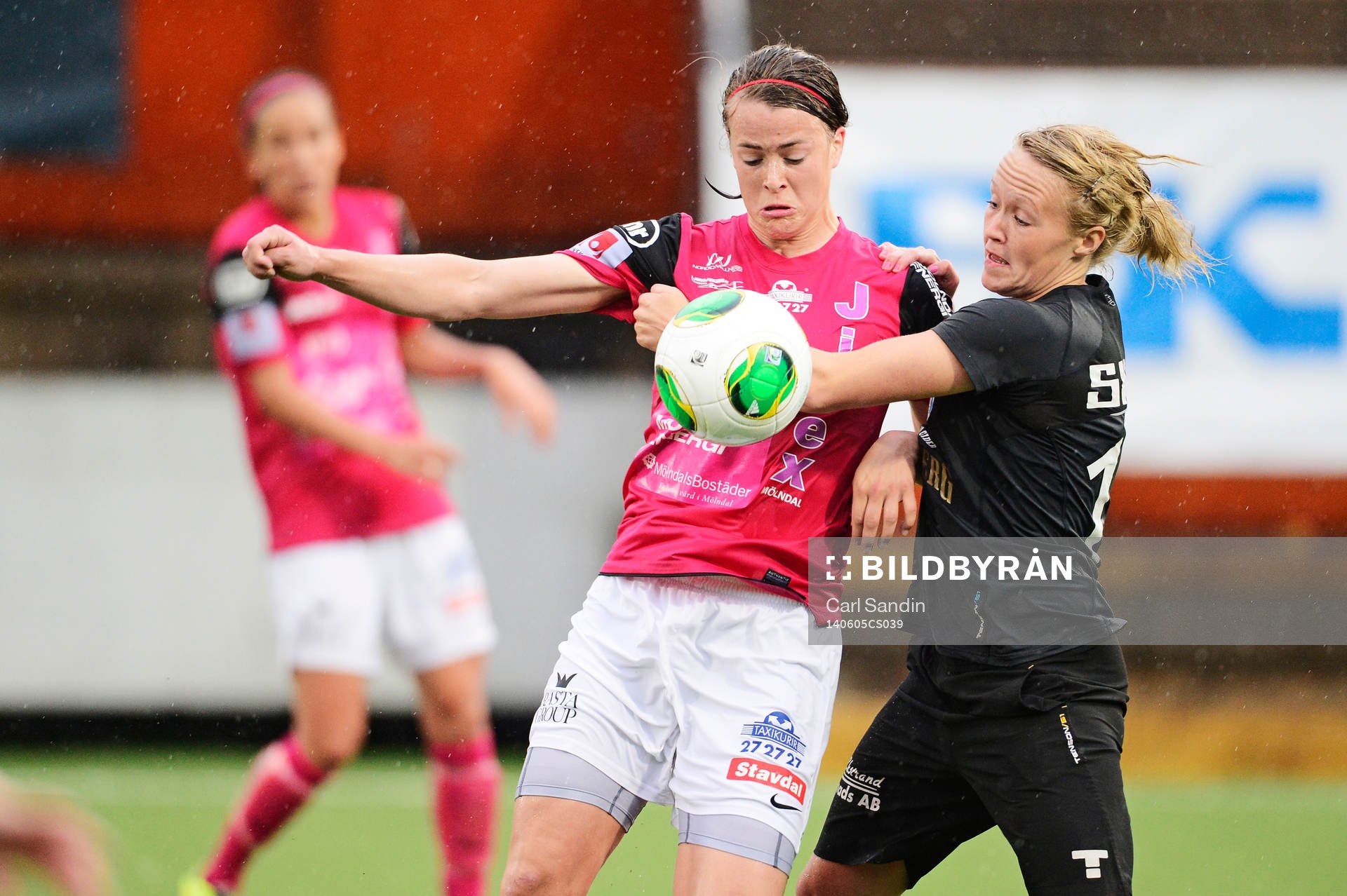 Jitex Anna Furberg och Göteborgs Sofia Skog under fotbollsmatchen i damallsvenskan mellan Kopparbergs Göteborg och Jitex den 5 maj 2014 i Göteborg.