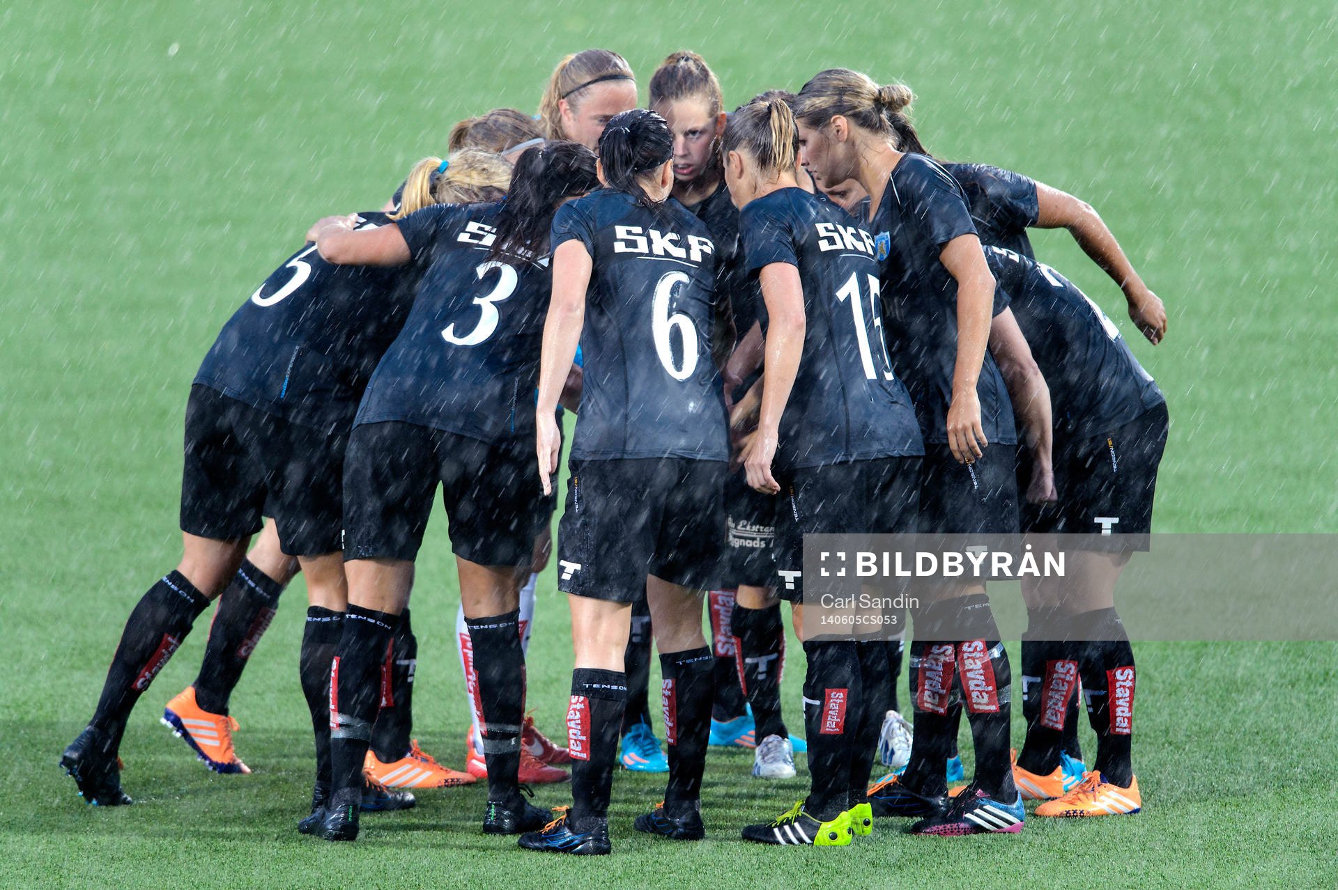 Kopparbergs Göteborg laddar innan fotbollsmatchen i