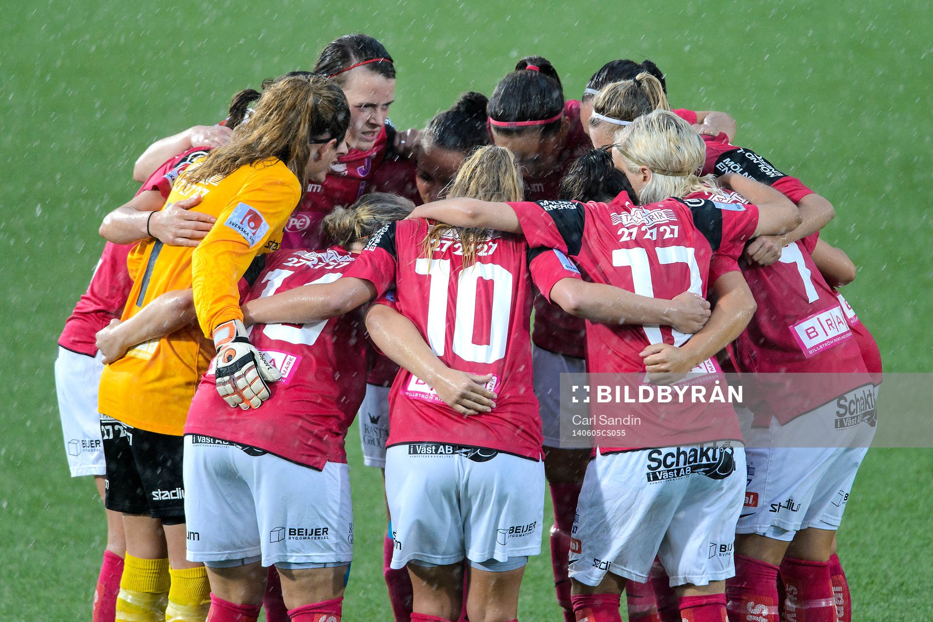 Jitex laddar innan fotbollsmatchen i damallsvenskan mellan