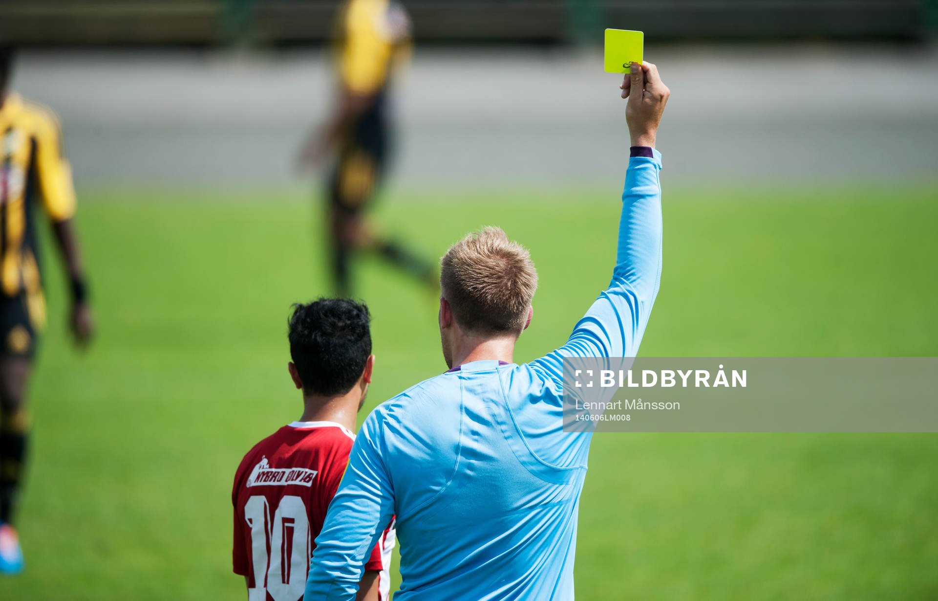 Varning, domaren visar gult kort, i matchen i division 3