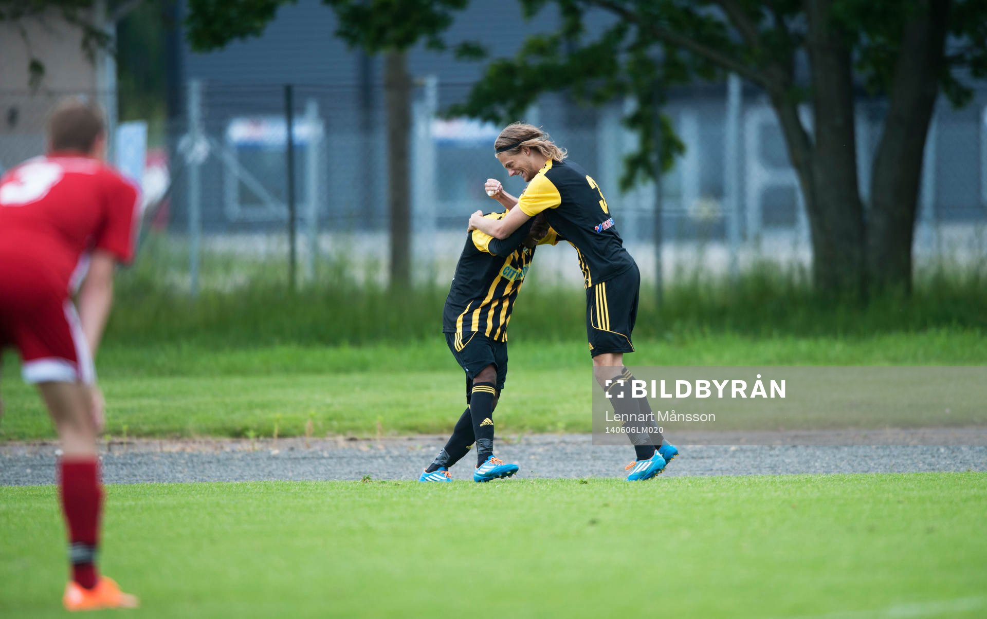IFK Hässleholms Anton Pramberg nickar och Inatimi Biotonye petar in 1-0 och han grattas av Linus Karlsson i matchen i division 3 mellan IFK Hässleholm och Nybro i Hässleholm 6 juni.