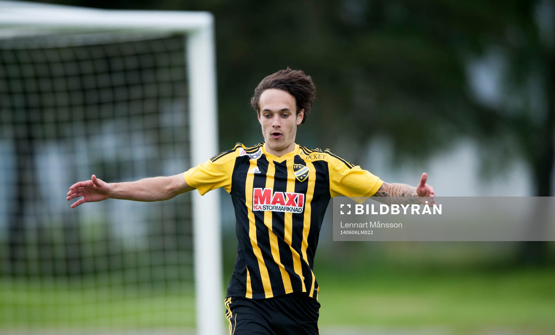IFK Hässleholms Karim Al-Asi har gjort 2-0 och jublar i