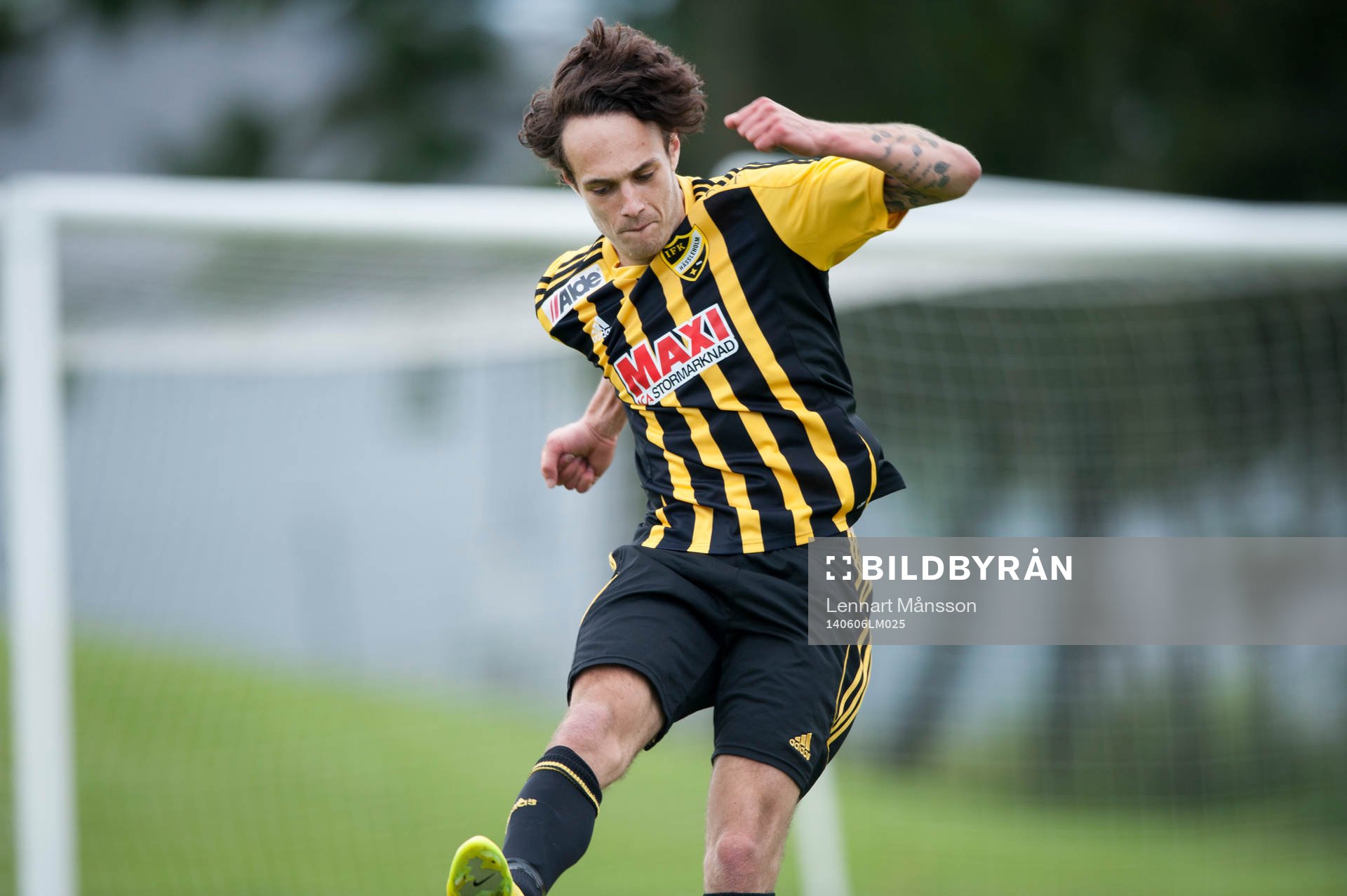IFK Hässleholms Karim Al-Asi har gjort 2-0 och jublar i