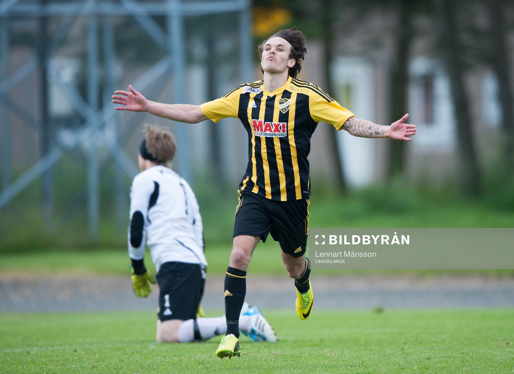 IFK Hässleholms Karim Al-Asi har gjort 2-0 och jublar i