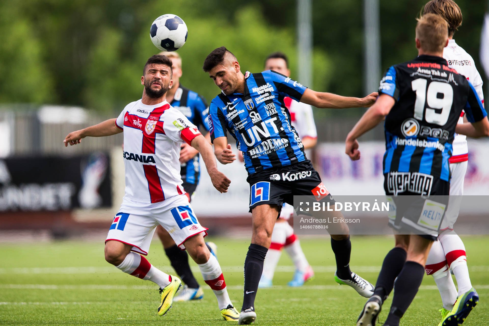 Assyriskas Hezha Agai i en nickduell med Sirius Stefan Silva