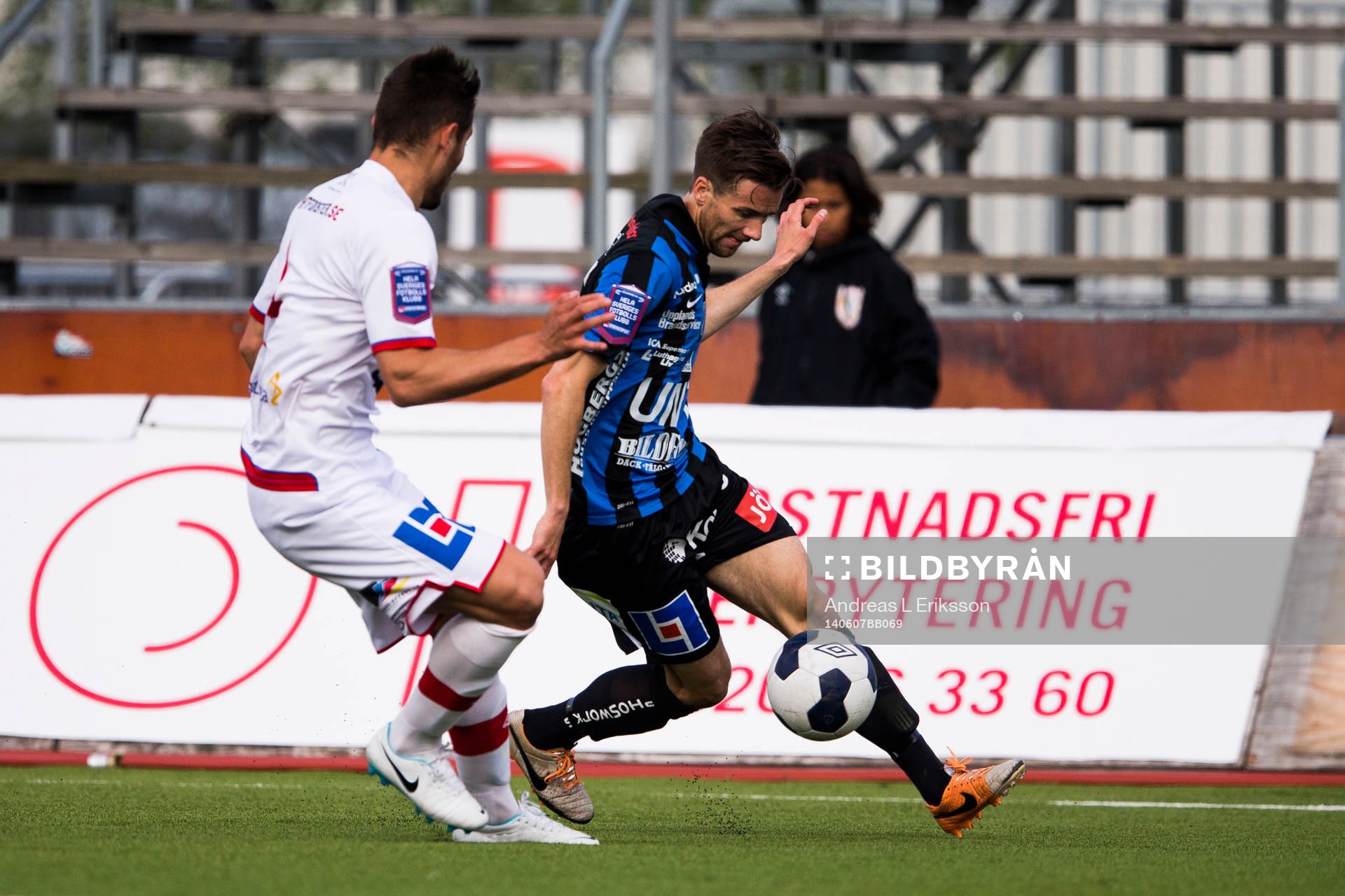 Sirius Jonatan Berg tar sig förbi Assyriskas Sotiris