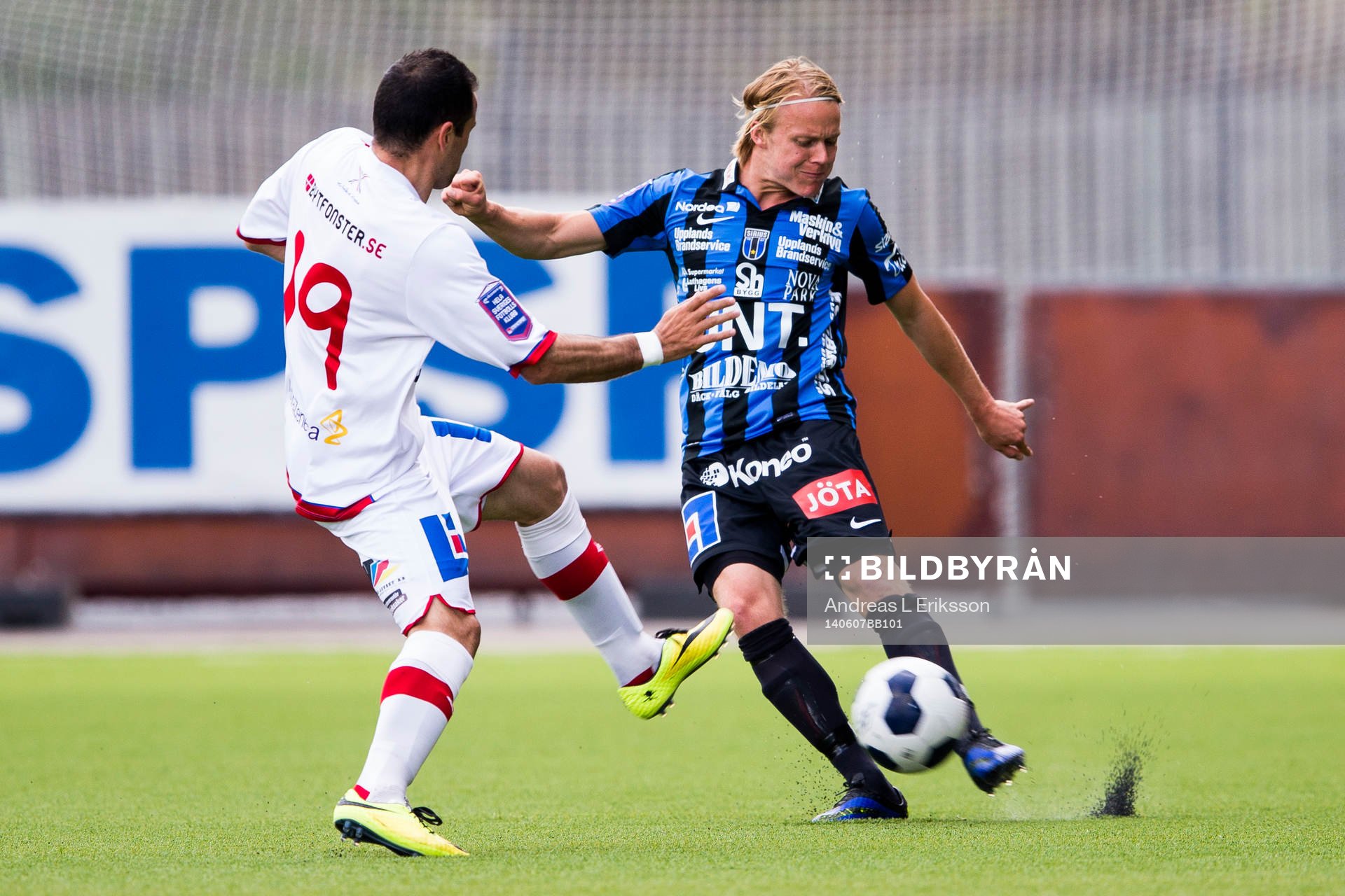 Assyriskas Levon Pachajyan försöker stoppa Sirius Elliot