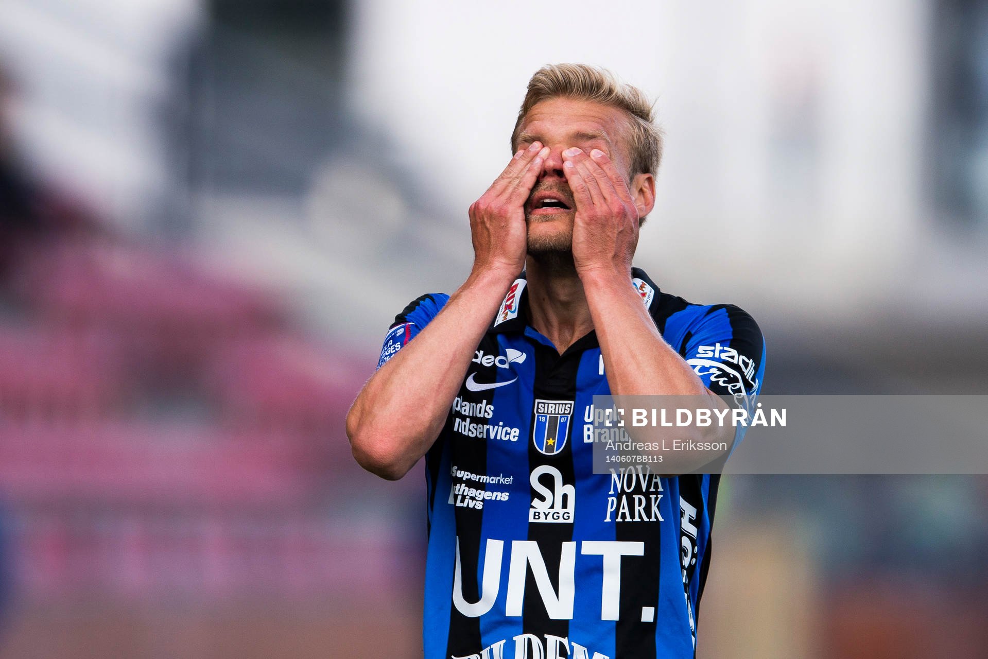 Sirius Johan Arneng tar sig för ansiktet