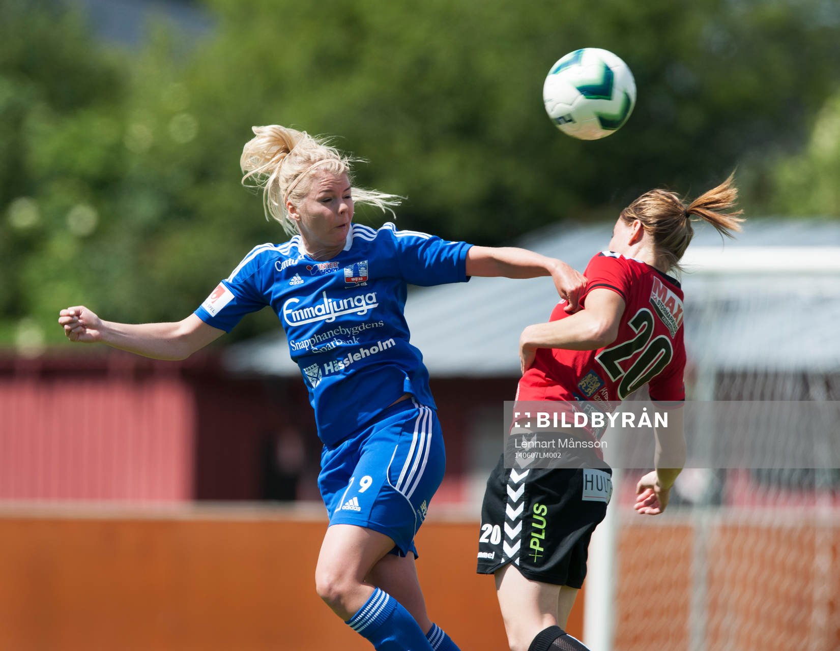 Vittsjös Emma Sjödahl och Kristianstads Mia Carlsson i matchen i damallsvenskan mellan Kristianstad och Vittsjö i Kristianstad 7 juni.
