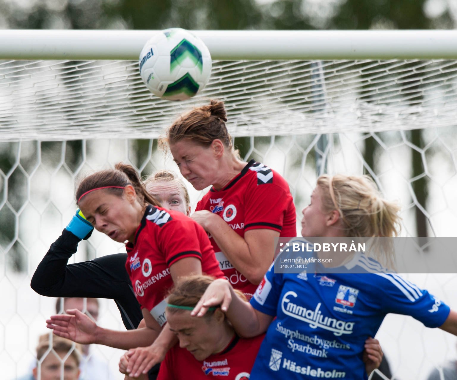 Kristianstads Mia Carlsson nickar undan en hörna i matchen