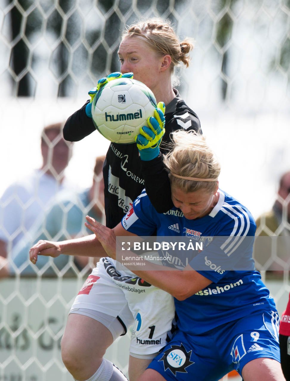 Vittsjös Susanne Moberg tacklar Kristianstads målvakt