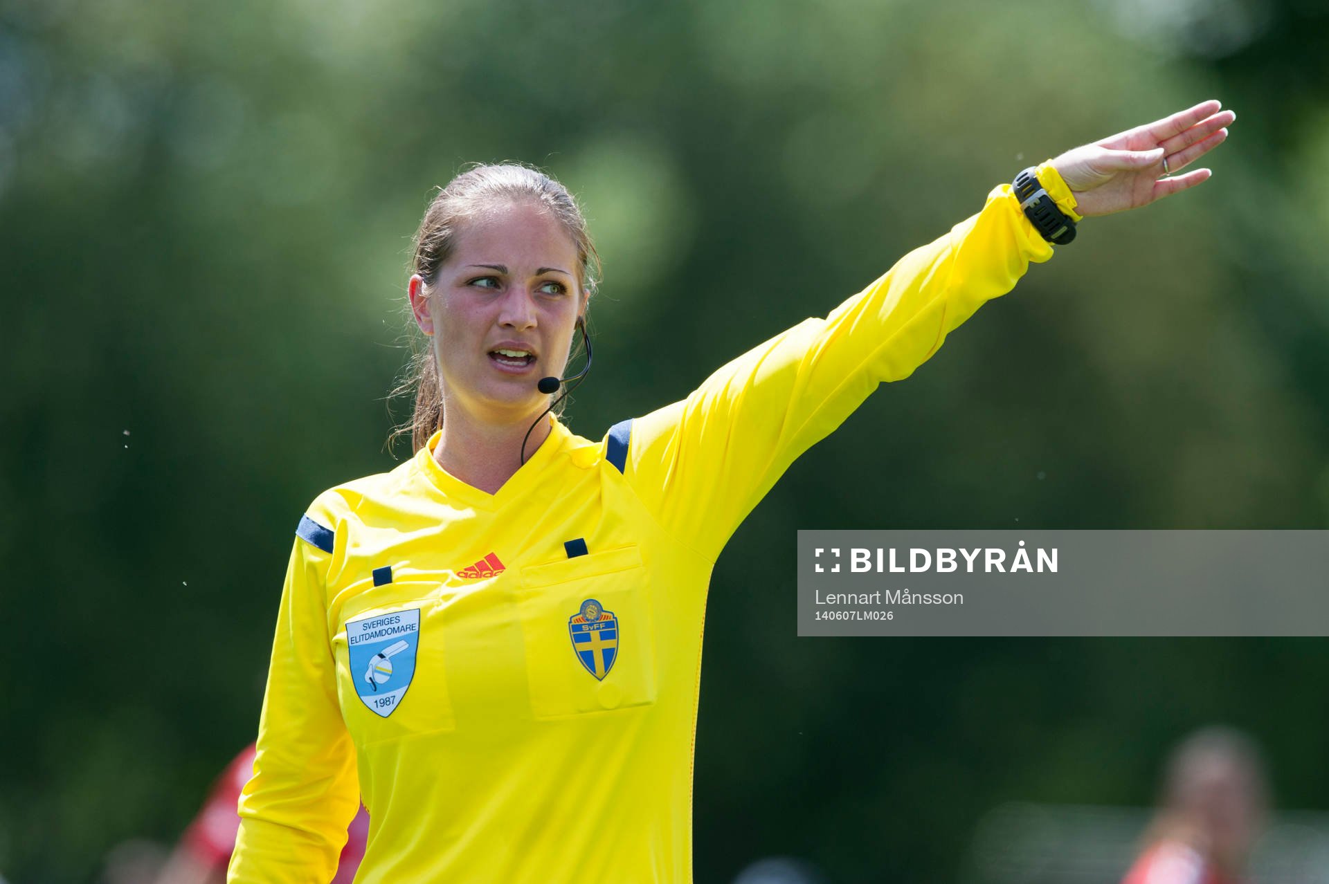 Domaren Alicia Westman i matchen i damallsvenskan mellan
