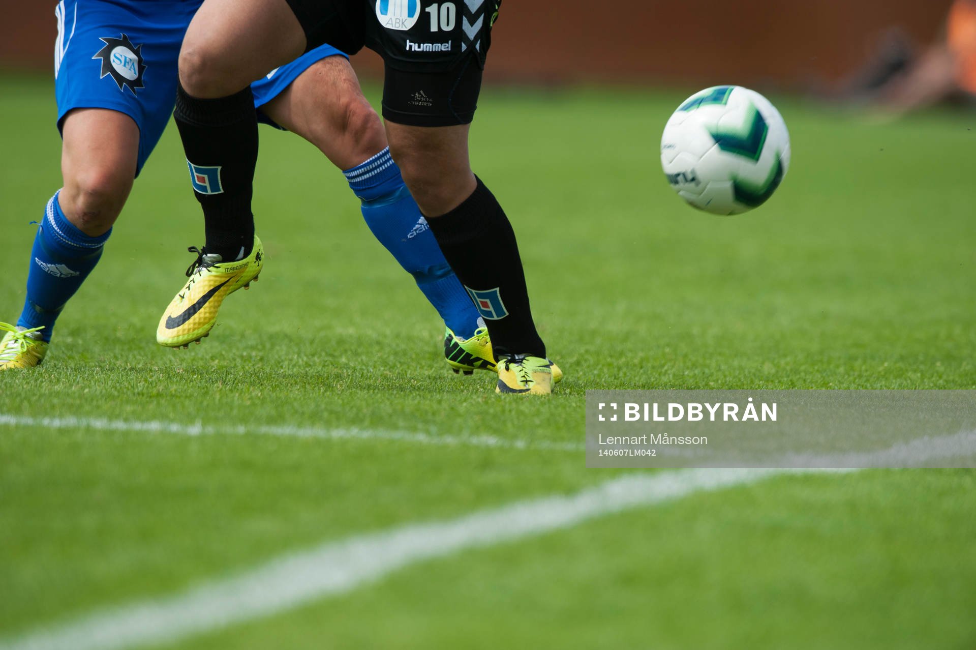 Kamp om bollen i matchen i damallsvenskan mellan
